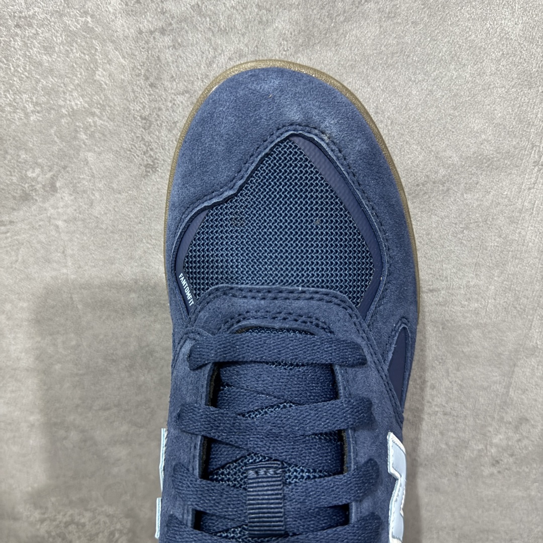 图片[5]-【公司级】New Balance NB 600 休闲舒适 耐磨轻便 低帮 板鞋 以更纯粹的复古风格设计打造的全新造型。侧身还以解构设计，将 N 字标志以做旧压花样式呈现，样式别具新意。而麂皮、冲孔皮革的塑造，则呈现出高级怀旧气质，也让鞋款在奢华时装风格与运动氛围之间达到了平衡。 货号：NM600SMB 尺码：36-45 编码：GLB220230-选品中心