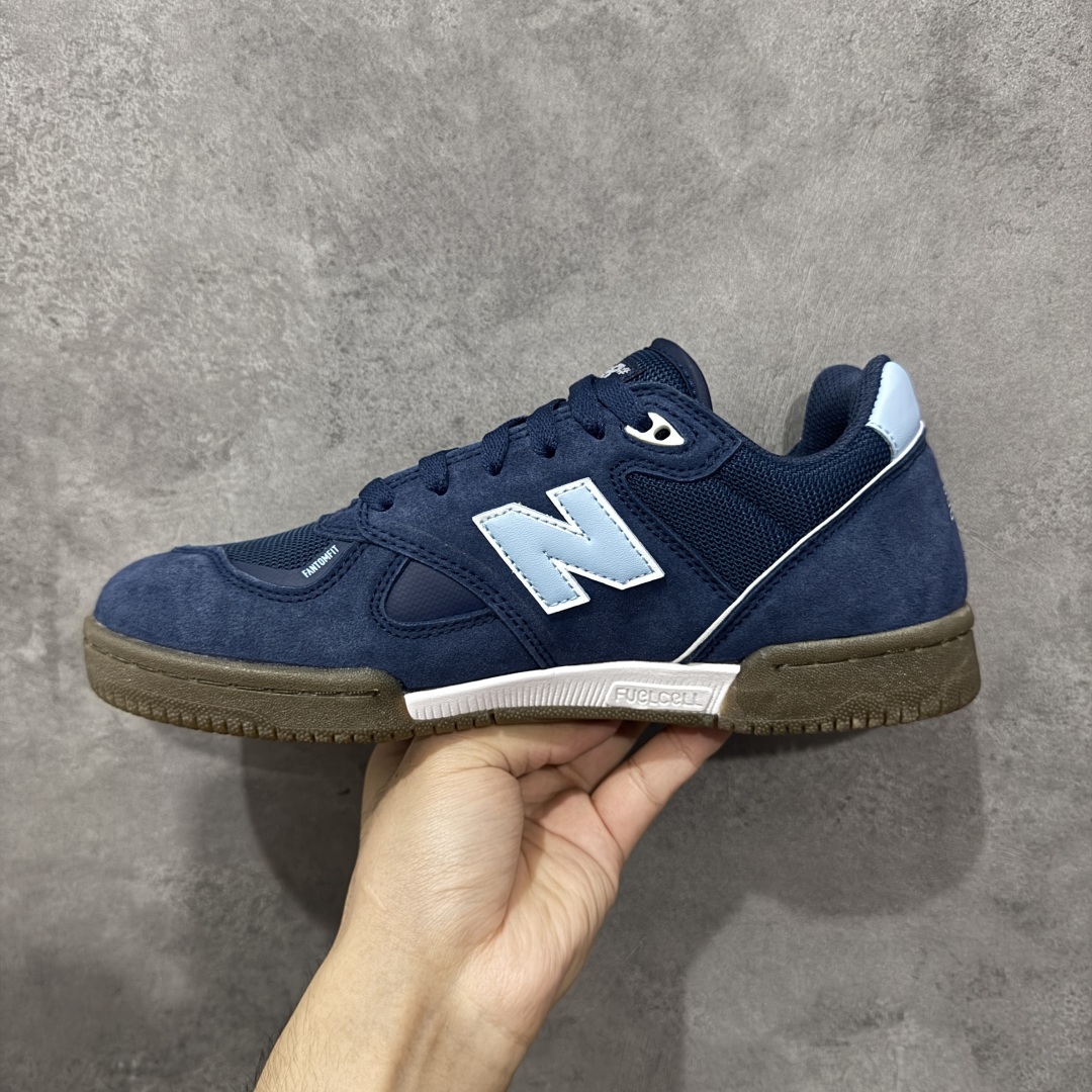 图片[2]-【公司级】New Balance NB 600 休闲舒适 耐磨轻便 低帮 板鞋 以更纯粹的复古风格设计打造的全新造型。侧身还以解构设计，将 N 字标志以做旧压花样式呈现，样式别具新意。而麂皮、冲孔皮革的塑造，则呈现出高级怀旧气质，也让鞋款在奢华时装风格与运动氛围之间达到了平衡。 货号：NM600SMB 尺码：36-45 编码：GLB220230-选品中心