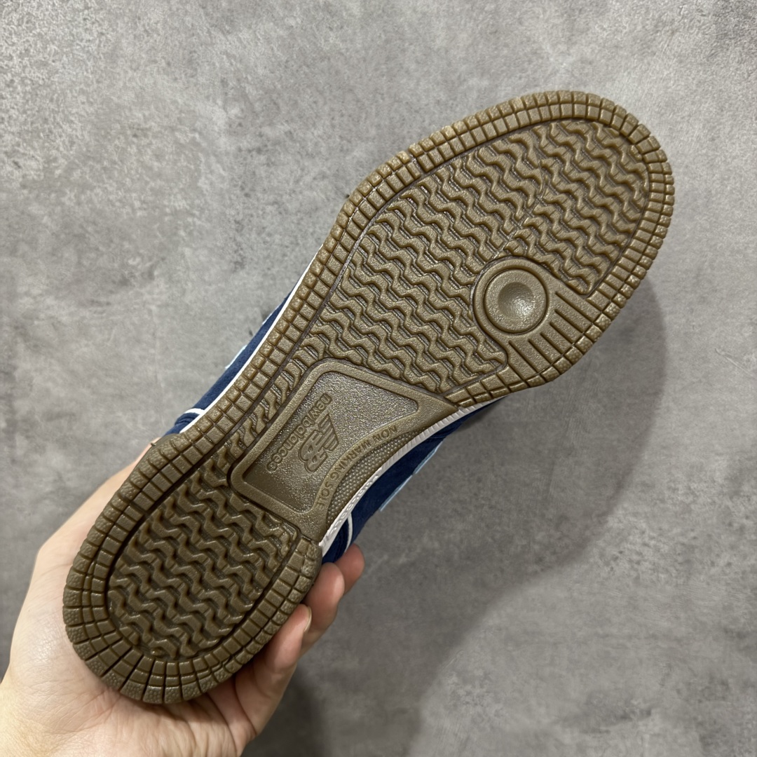 图片[9]-【公司级】New Balance NB 600 休闲舒适 耐磨轻便 低帮 板鞋 以更纯粹的复古风格设计打造的全新造型。侧身还以解构设计，将 N 字标志以做旧压花样式呈现，样式别具新意。而麂皮、冲孔皮革的塑造，则呈现出高级怀旧气质，也让鞋款在奢华时装风格与运动氛围之间达到了平衡。 货号：NM600SMB 尺码：36-45 编码：GLB220230-选品中心