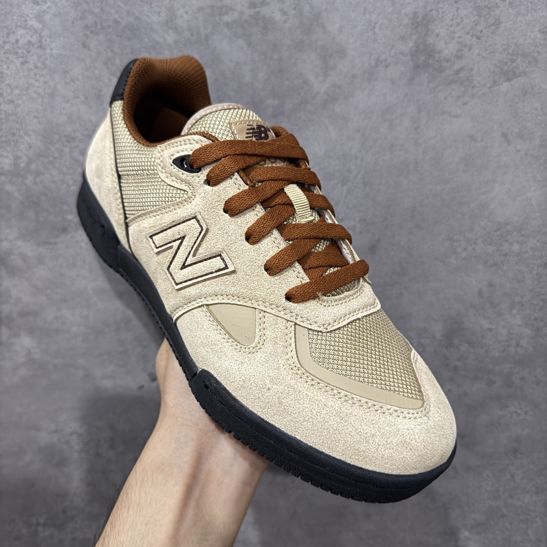 图片[3]-【公司级】New Balance NB 600 休闲舒适 耐磨轻便 低帮 板鞋 以更纯粹的复古风格设计打造的全新造型。侧身还以解构设计，将 N 字标志以做旧压花样式呈现，样式别具新意。而麂皮、冲孔皮革的塑造，则呈现出高级怀旧气质，也让鞋款在奢华时装风格与运动氛围之间达到了平衡。 货号：NM600BNT 尺码：36-45 编码：GLB220230-选品中心