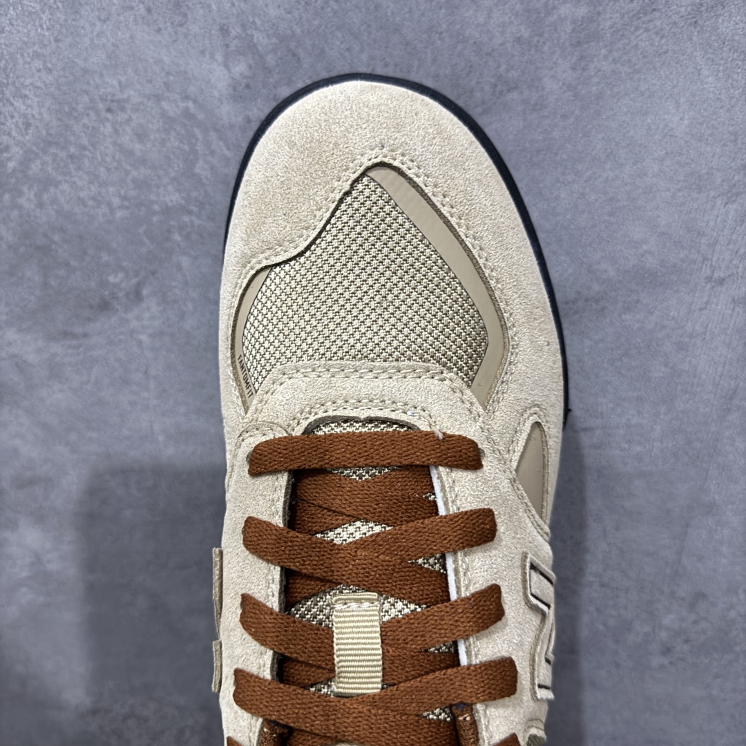 图片[5]-【公司级】New Balance NB 600 休闲舒适 耐磨轻便 低帮 板鞋 以更纯粹的复古风格设计打造的全新造型。侧身还以解构设计，将 N 字标志以做旧压花样式呈现，样式别具新意。而麂皮、冲孔皮革的塑造，则呈现出高级怀旧气质，也让鞋款在奢华时装风格与运动氛围之间达到了平衡。 货号：NM600BNT 尺码：36-45 编码：GLB220230-选品中心