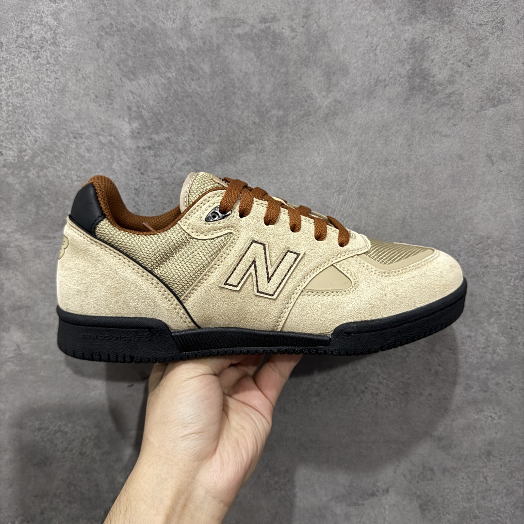 【公司级】New Balance NB 600 休闲舒适 耐磨轻便 低帮 板鞋 以更纯粹的复古风格设计打造的全新造型。侧身还以解构设计,将 N 字标志以做旧压花样式呈现,样式别具新意。而麂皮、冲孔皮革的塑造,则呈现出高级怀旧气质,也让鞋款在奢华时装风格与运动氛围之间达到了平衡。 货号:NM600BNT 尺码:36-45 编码:GLB220230-选品中心