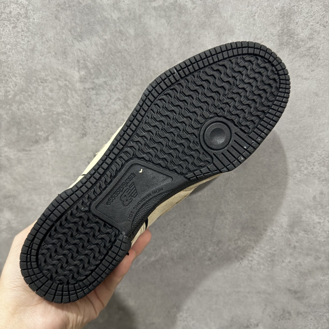 图片[9]-【公司级】New Balance NB 600 休闲舒适 耐磨轻便 低帮 板鞋 以更纯粹的复古风格设计打造的全新造型。侧身还以解构设计，将 N 字标志以做旧压花样式呈现，样式别具新意。而麂皮、冲孔皮革的塑造，则呈现出高级怀旧气质，也让鞋款在奢华时装风格与运动氛围之间达到了平衡。 货号：NM600BNT 尺码：36-45 编码：GLB220230-选品中心