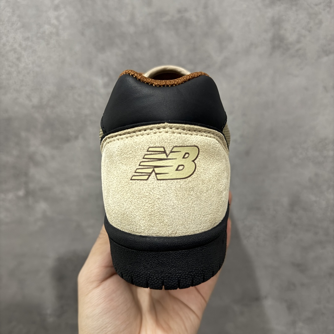 图片[4]-【公司级】New Balance NB 600 休闲舒适 耐磨轻便 低帮 板鞋 以更纯粹的复古风格设计打造的全新造型。侧身还以解构设计，将 N 字标志以做旧压花样式呈现，样式别具新意。而麂皮、冲孔皮革的塑造，则呈现出高级怀旧气质，也让鞋款在奢华时装风格与运动氛围之间达到了平衡。 货号：NM600BNT 尺码：36-45 编码：GLB220230-选品中心