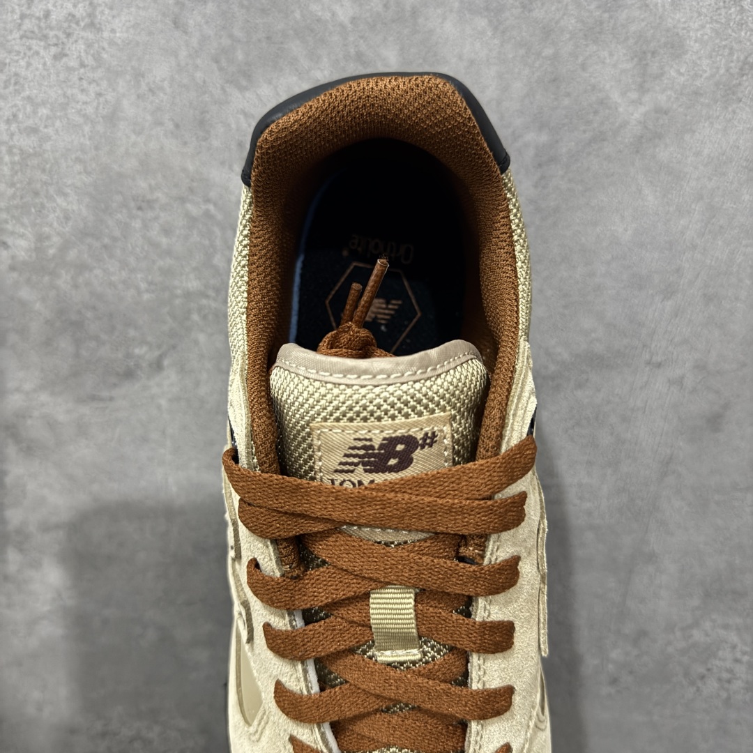 图片[8]-【公司级】New Balance NB 600 休闲舒适 耐磨轻便 低帮 板鞋 以更纯粹的复古风格设计打造的全新造型。侧身还以解构设计，将 N 字标志以做旧压花样式呈现，样式别具新意。而麂皮、冲孔皮革的塑造，则呈现出高级怀旧气质，也让鞋款在奢华时装风格与运动氛围之间达到了平衡。 货号：NM600BNT 尺码：36-45 编码：GLB220230-选品中心