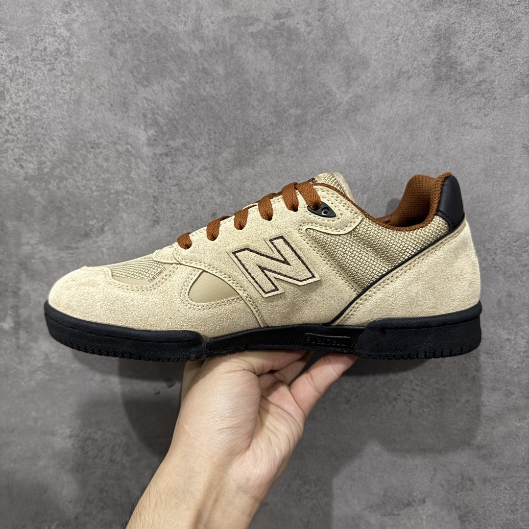 图片[2]-【公司级】New Balance NB 600 休闲舒适 耐磨轻便 低帮 板鞋 以更纯粹的复古风格设计打造的全新造型。侧身还以解构设计，将 N 字标志以做旧压花样式呈现，样式别具新意。而麂皮、冲孔皮革的塑造，则呈现出高级怀旧气质，也让鞋款在奢华时装风格与运动氛围之间达到了平衡。 货号：NM600BNT 尺码：36-45 编码：GLB220230-选品中心