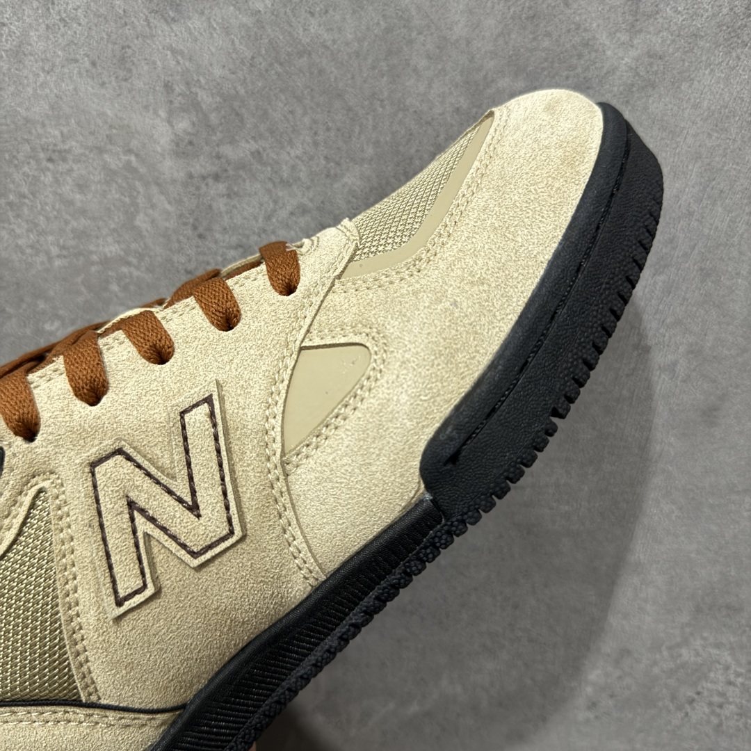 图片[6]-【公司级】New Balance NB 600 休闲舒适 耐磨轻便 低帮 板鞋 以更纯粹的复古风格设计打造的全新造型。侧身还以解构设计，将 N 字标志以做旧压花样式呈现，样式别具新意。而麂皮、冲孔皮革的塑造，则呈现出高级怀旧气质，也让鞋款在奢华时装风格与运动氛围之间达到了平衡。 货号：NM600BNT 尺码：36-45 编码：GLB220230-选品中心