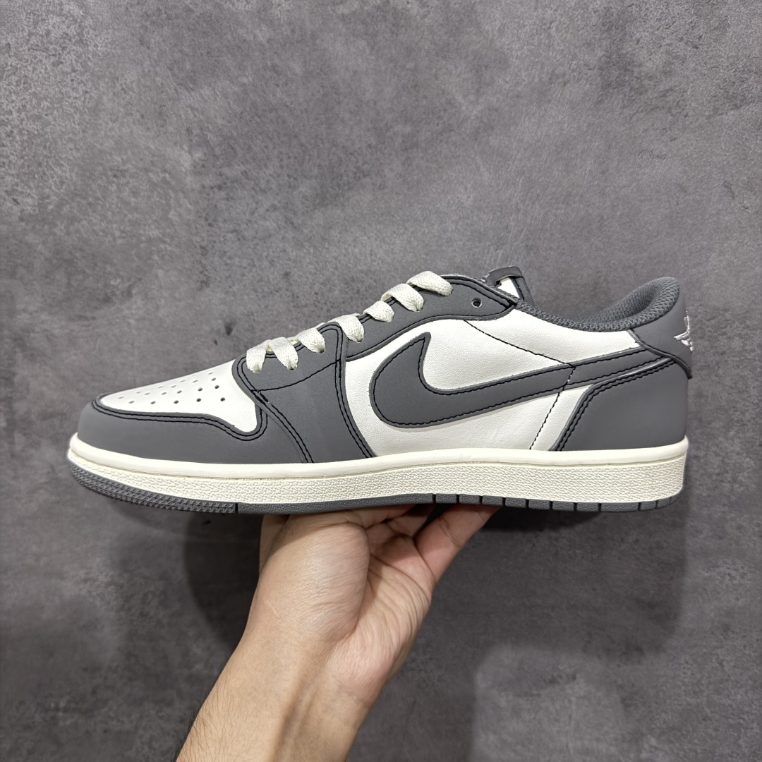 图片[2]-【定制版】PanDa x Travis Scott x Air Jordan 1 Low 熊猫 x AJ1 低帮 灰白倒勾联名 AJ1 乔丹1代 aj1 乔1 低邦 灰白倒勾联名 乔丹篮球鞋系列 鞋身整体以米白色皮革打造，搭配灰色框架覆盖层，标志性的反钩Swoosh Logo采用灰色呈现，内侧辅以灰色Swoosh Logo点缀，鞋舌等多处TS标志性元素均得以保留；鞋舌绣标上以HiPanDa及Logo呈现，鞋头处迷你Nike Swoosh Logo以白色刺绣妆点，后跟Wings Logo采用白色缝线打造，后跟侧下方印有熊猫Logoq图像，彰显联名身份；最后以米白色中底搭配灰色橡胶外底完善整体设计收尾。 货号：XD1568-106 尺码：36 36.5 37.5 38 38.5 39 40 40.5 41 42 42.5 43 44 44.5 45 编码：QFB250260-选品中心
