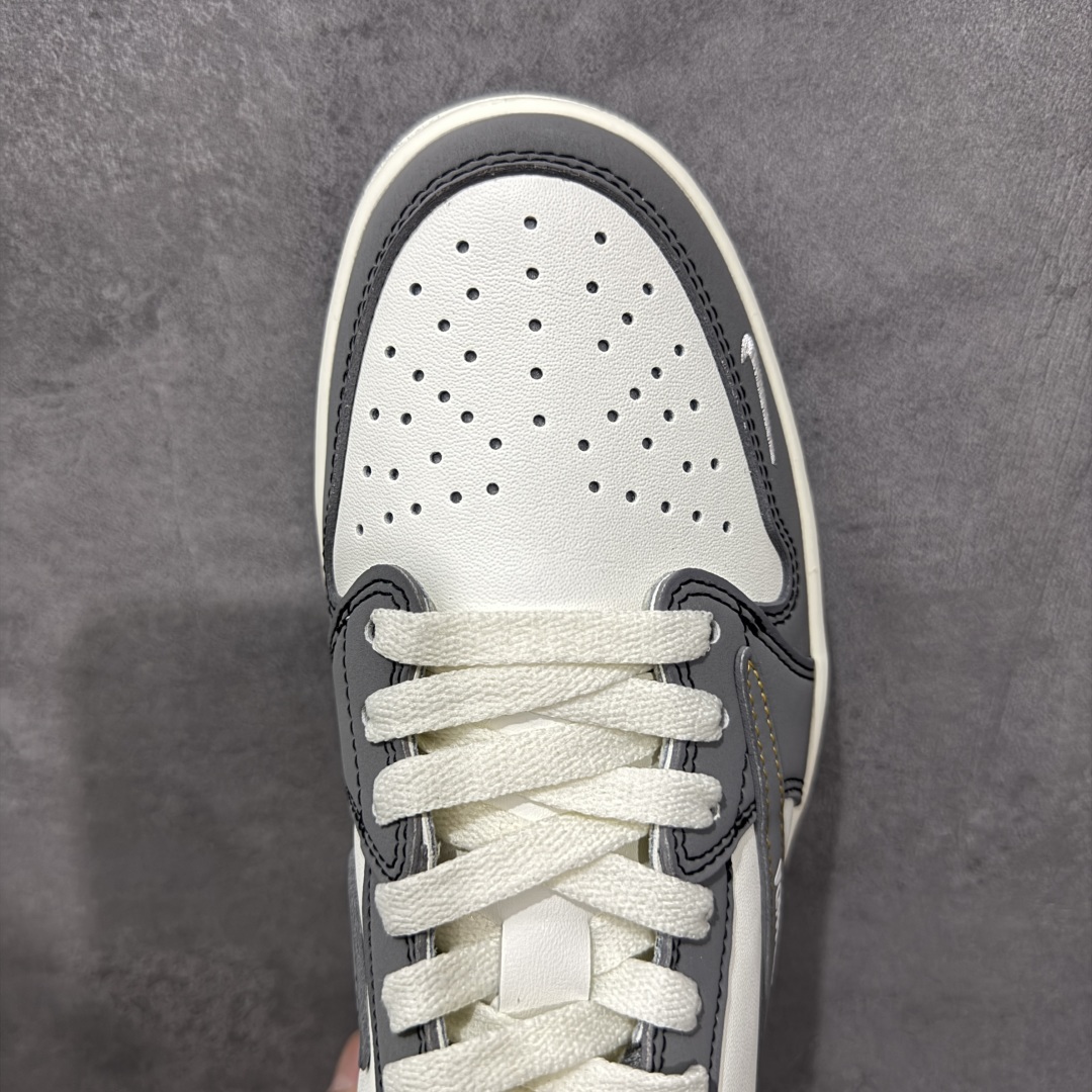 图片[5]-【定制版】PanDa x Travis Scott x Air Jordan 1 Low 熊猫 x AJ1 低帮 灰白倒勾联名 AJ1 乔丹1代 aj1 乔1 低邦 灰白倒勾联名 乔丹篮球鞋系列 鞋身整体以米白色皮革打造，搭配灰色框架覆盖层，标志性的反钩Swoosh Logo采用灰色呈现，内侧辅以灰色Swoosh Logo点缀，鞋舌等多处TS标志性元素均得以保留；鞋舌绣标上以HiPanDa及Logo呈现，鞋头处迷你Nike Swoosh Logo以白色刺绣妆点，后跟Wings Logo采用白色缝线打造，后跟侧下方印有熊猫Logoq图像，彰显联名身份；最后以米白色中底搭配灰色橡胶外底完善整体设计收尾。 货号：XD1568-106 尺码：36 36.5 37.5 38 38.5 39 40 40.5 41 42 42.5 43 44 44.5 45 编码：QFB250260-选品中心