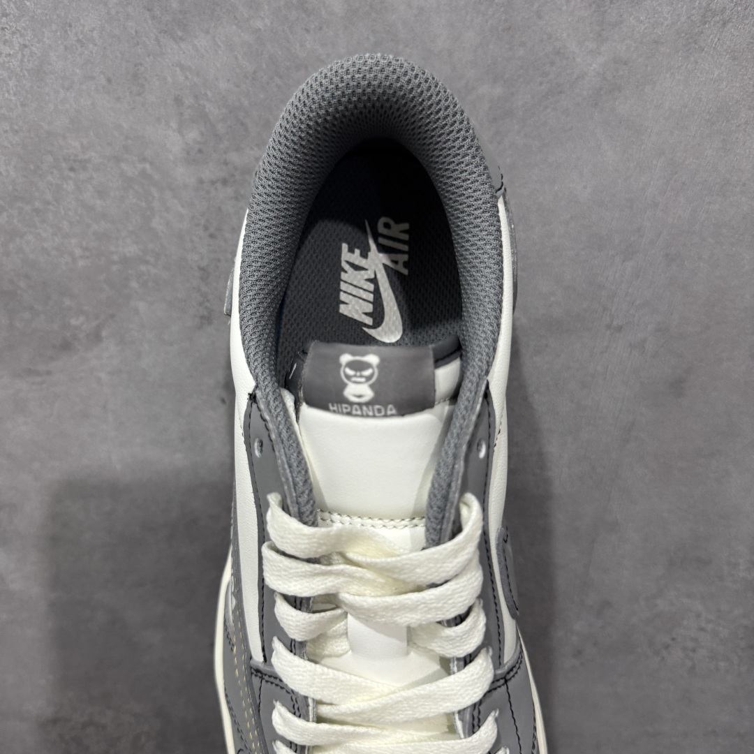 图片[8]-【定制版】PanDa x Travis Scott x Air Jordan 1 Low 熊猫 x AJ1 低帮 灰白倒勾联名 AJ1 乔丹1代 aj1 乔1 低邦 灰白倒勾联名 乔丹篮球鞋系列 鞋身整体以米白色皮革打造，搭配灰色框架覆盖层，标志性的反钩Swoosh Logo采用灰色呈现，内侧辅以灰色Swoosh Logo点缀，鞋舌等多处TS标志性元素均得以保留；鞋舌绣标上以HiPanDa及Logo呈现，鞋头处迷你Nike Swoosh Logo以白色刺绣妆点，后跟Wings Logo采用白色缝线打造，后跟侧下方印有熊猫Logoq图像，彰显联名身份；最后以米白色中底搭配灰色橡胶外底完善整体设计收尾。 货号：XD1568-106 尺码：36 36.5 37.5 38 38.5 39 40 40.5 41 42 42.5 43 44 44.5 45 编码：QFB250260-选品中心