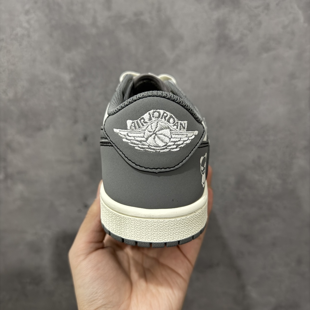 图片[4]-【定制版】PanDa x Travis Scott x Air Jordan 1 Low 熊猫 x AJ1 低帮 灰白倒勾联名 AJ1 乔丹1代 aj1 乔1 低邦 灰白倒勾联名 乔丹篮球鞋系列 鞋身整体以米白色皮革打造，搭配灰色框架覆盖层，标志性的反钩Swoosh Logo采用灰色呈现，内侧辅以灰色Swoosh Logo点缀，鞋舌等多处TS标志性元素均得以保留；鞋舌绣标上以HiPanDa及Logo呈现，鞋头处迷你Nike Swoosh Logo以白色刺绣妆点，后跟Wings Logo采用白色缝线打造，后跟侧下方印有熊猫Logoq图像，彰显联名身份；最后以米白色中底搭配灰色橡胶外底完善整体设计收尾。 货号：XD1568-106 尺码：36 36.5 37.5 38 38.5 39 40 40.5 41 42 42.5 43 44 44.5 45 编码：QFB250260-选品中心