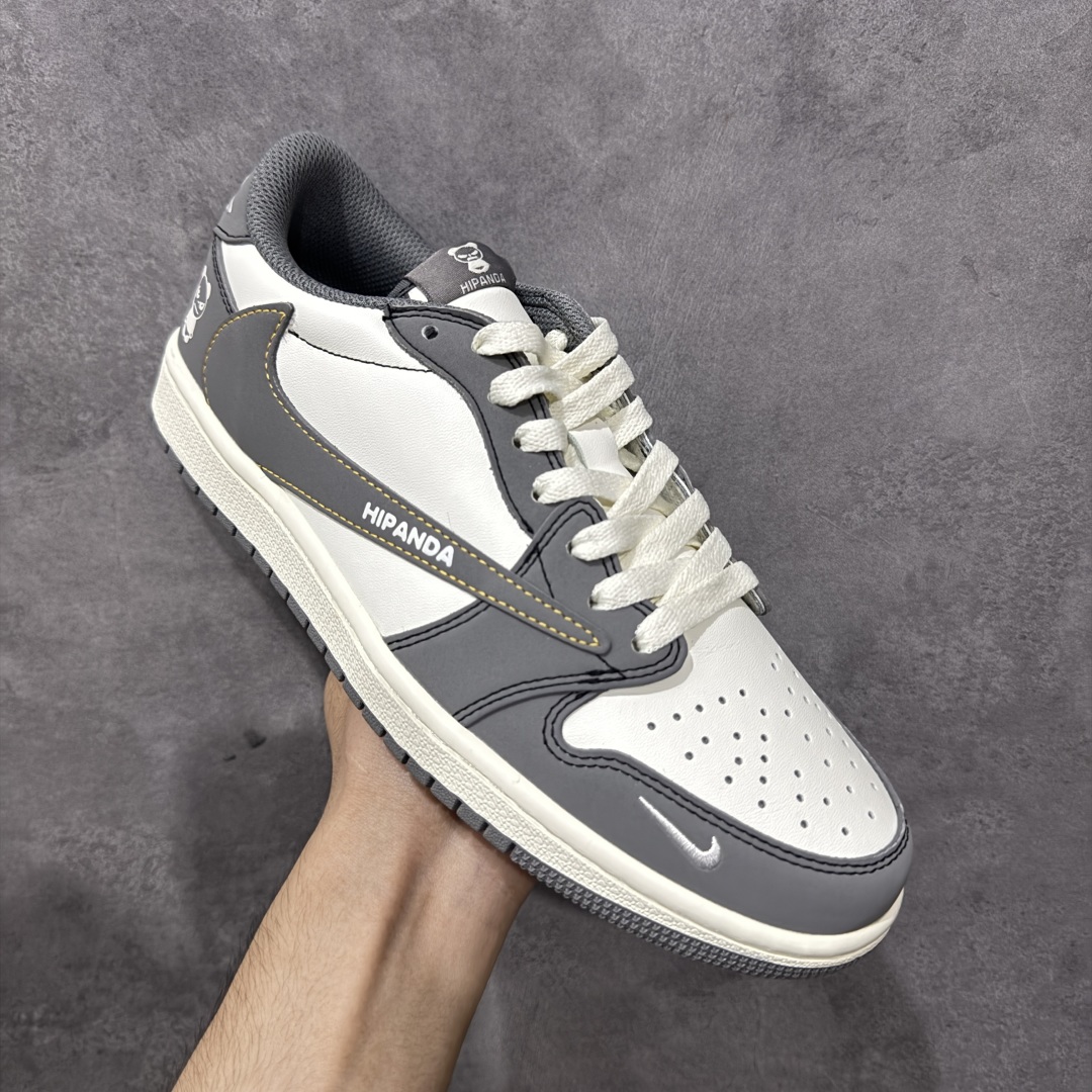 图片[3]-【定制版】PanDa x Travis Scott x Air Jordan 1 Low 熊猫 x AJ1 低帮 灰白倒勾联名 AJ1 乔丹1代 aj1 乔1 低邦 灰白倒勾联名 乔丹篮球鞋系列 鞋身整体以米白色皮革打造，搭配灰色框架覆盖层，标志性的反钩Swoosh Logo采用灰色呈现，内侧辅以灰色Swoosh Logo点缀，鞋舌等多处TS标志性元素均得以保留；鞋舌绣标上以HiPanDa及Logo呈现，鞋头处迷你Nike Swoosh Logo以白色刺绣妆点，后跟Wings Logo采用白色缝线打造，后跟侧下方印有熊猫Logoq图像，彰显联名身份；最后以米白色中底搭配灰色橡胶外底完善整体设计收尾。 货号：XD1568-106 尺码：36 36.5 37.5 38 38.5 39 40 40.5 41 42 42.5 43 44 44.5 45 编码：QFB250260-选品中心