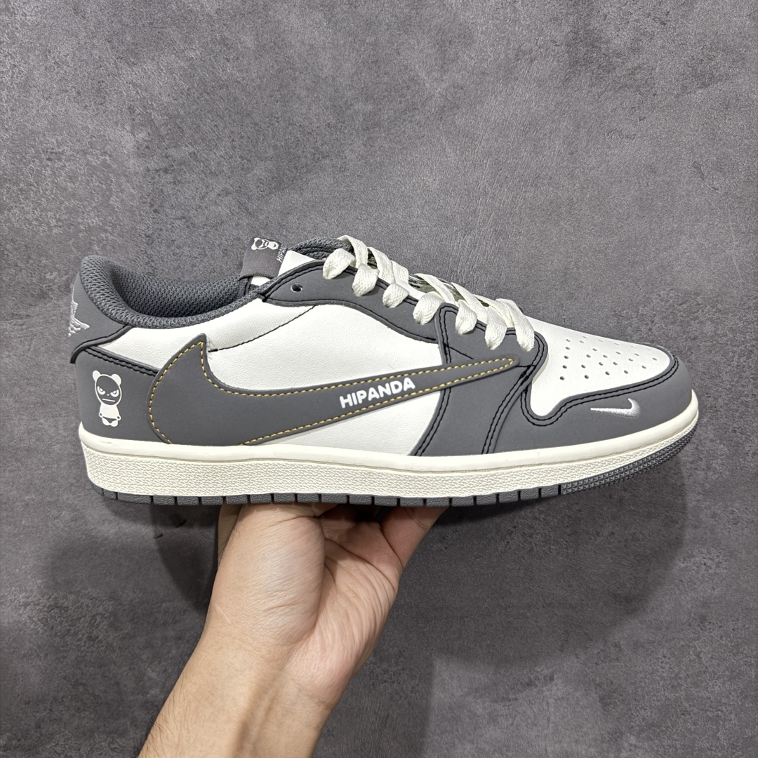 【定制版】PanDa x Travis Scott x Air Jordan 1 Low 熊猫 x AJ1 低帮 灰白倒勾联名 AJ1 乔丹1代 aj1 乔1 低邦 灰白倒勾联名 乔丹篮球鞋系列 鞋身整体以米白色皮革打造,搭配灰色框架覆盖层,标志性的反钩Swoosh Logo采用灰色呈现,内侧辅以灰色Swoosh Logo点缀,鞋舌等多处TS标志性元素均得以保留;鞋舌绣标上以HiPanDa及Logo呈现,鞋头处迷你Nike Swoosh Logo以白色刺绣妆点,后跟Wings Logo采用白色缝线打造,后跟侧下方印有熊猫Logoq图像,彰显联名身份;最后以米白色中底搭配灰色橡胶外底完善整体设计收尾。 货号:XD1568-106 尺码:36 36.5 37.5 38 38.5 39 40 40.5 41 42 42.5 43 44 44.5 45 编码:QFB250260-选品中心