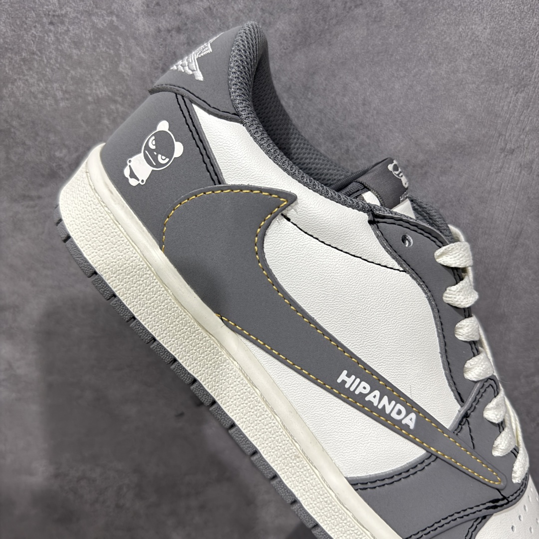 图片[7]-【定制版】PanDa x Travis Scott x Air Jordan 1 Low 熊猫 x AJ1 低帮 灰白倒勾联名 AJ1 乔丹1代 aj1 乔1 低邦 灰白倒勾联名 乔丹篮球鞋系列 鞋身整体以米白色皮革打造，搭配灰色框架覆盖层，标志性的反钩Swoosh Logo采用灰色呈现，内侧辅以灰色Swoosh Logo点缀，鞋舌等多处TS标志性元素均得以保留；鞋舌绣标上以HiPanDa及Logo呈现，鞋头处迷你Nike Swoosh Logo以白色刺绣妆点，后跟Wings Logo采用白色缝线打造，后跟侧下方印有熊猫Logoq图像，彰显联名身份；最后以米白色中底搭配灰色橡胶外底完善整体设计收尾。 货号：XD1568-106 尺码：36 36.5 37.5 38 38.5 39 40 40.5 41 42 42.5 43 44 44.5 45 编码：QFB250260-选品中心