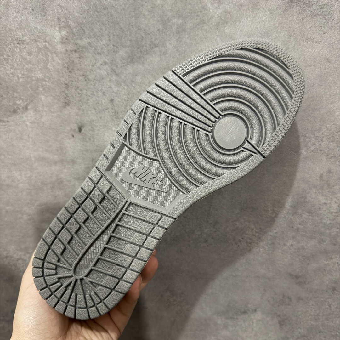 图片[9]-【定制版】PanDa x Travis Scott x Air Jordan 1 Low 熊猫 x AJ1 低帮 灰白倒勾联名 AJ1 乔丹1代 aj1 乔1 低邦 灰白倒勾联名 乔丹篮球鞋系列 鞋身整体以米白色皮革打造，搭配灰色框架覆盖层，标志性的反钩Swoosh Logo采用灰色呈现，内侧辅以灰色Swoosh Logo点缀，鞋舌等多处TS标志性元素均得以保留；鞋舌绣标上以HiPanDa及Logo呈现，鞋头处迷你Nike Swoosh Logo以白色刺绣妆点，后跟Wings Logo采用白色缝线打造，后跟侧下方印有熊猫Logoq图像，彰显联名身份；最后以米白色中底搭配灰色橡胶外底完善整体设计收尾。 货号：XD1568-106 尺码：36 36.5 37.5 38 38.5 39 40 40.5 41 42 42.5 43 44 44.5 45 编码：QFB250260-选品中心