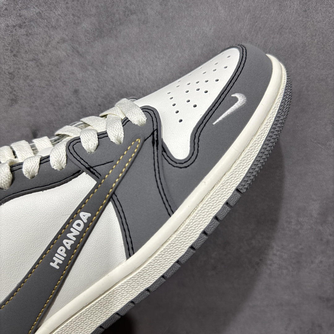 图片[6]-【定制版】PanDa x Travis Scott x Air Jordan 1 Low 熊猫 x AJ1 低帮 灰白倒勾联名 AJ1 乔丹1代 aj1 乔1 低邦 灰白倒勾联名 乔丹篮球鞋系列 鞋身整体以米白色皮革打造，搭配灰色框架覆盖层，标志性的反钩Swoosh Logo采用灰色呈现，内侧辅以灰色Swoosh Logo点缀，鞋舌等多处TS标志性元素均得以保留；鞋舌绣标上以HiPanDa及Logo呈现，鞋头处迷你Nike Swoosh Logo以白色刺绣妆点，后跟Wings Logo采用白色缝线打造，后跟侧下方印有熊猫Logoq图像，彰显联名身份；最后以米白色中底搭配灰色橡胶外底完善整体设计收尾。 货号：XD1568-106 尺码：36 36.5 37.5 38 38.5 39 40 40.5 41 42 42.5 43 44 44.5 45 编码：QFB250260-选品中心