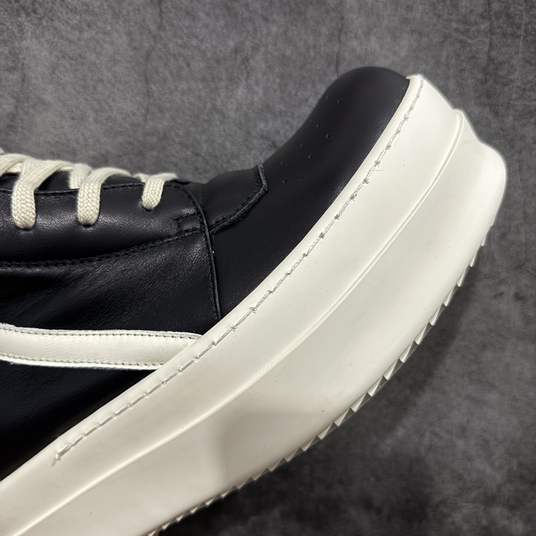 图片[5]-【莞顶渠道】瑞克 欧文斯Rick owens 主线 经典西瓜头 RO低帮厚底粗绑带纯黑皮面倒三角高帮 进口原料牛皮 莞产超级顶货 新配色陆续上架 产品只会越做越漂亮💯 鞋头采用原版一致工艺 又翘又歪的效果目前这个技术市面上的任何版本都达不到这个效果 私模开发 细节一步到位不敢说百分百💯保证有百分之98还原 慢工出细活 好的产品不怕晚 这次的开发针对艺术家 收藏家 高品质 的人群 水染粒面小牛皮材质，和针车间距都是极致还原！ 顶级头层的小牛皮，质感无敌，奢侈品的触感！ 定制品牌logo的拉链！超大一比一规格礼盒装，重达3斤以上，外加定制欧文斯保护盒！ 配有日文、英文，双语种配件卡片！细节诠释，一件不落。 鞋盒翻盖 三标，正面+底部都一一做到！虽然增加不了实质的成本，但是打磨产品的细节，再微小也会还原！ 尺码：35 36 37 38 39 40 41 42 43 44 45 46-选品中心