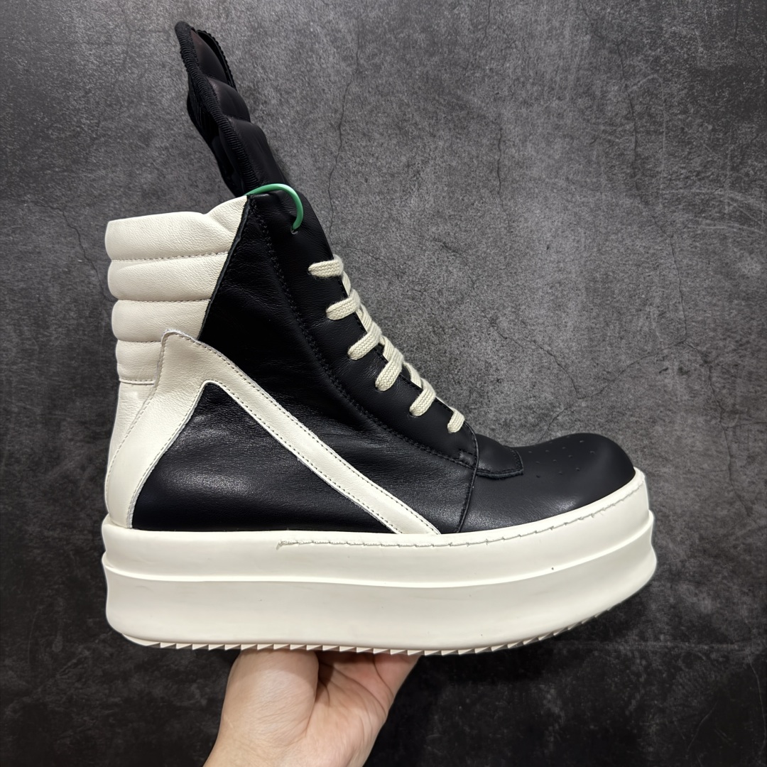 【莞顶渠道】瑞克 欧文斯Rick owens 主线 经典西瓜头 RO低帮厚底粗绑带纯黑皮面倒三角高帮 进口原料牛皮 莞产超级顶货 新配色陆续上架 产品只会越做越漂亮💯 鞋头采用原版一致工艺 又翘又歪的效果目前这个技术市面上的任何版本都达不到这个效果 私模开发 细节一步到位不敢说百分百💯保证有百分之98还原 慢工出细活 好的产品不怕晚 这次的开发针对艺术家 收藏家 高品质 的人群 水染粒面小牛皮材质,和针车间距都是极致还原! 顶级头层的小牛皮,质感无敌,奢侈品的触感! 定制品牌logo的拉链!超大一比一规格礼盒装,重达3斤以上,外加定制欧文斯保护盒! 配有日文、英文,双语种配件卡片!细节诠释,一件不落。 鞋盒翻盖 三标,正面+底部都一一做到!虽然增加不了实质的成本,但是打磨产品的细节,再微小也会还原! 尺码:35 36 37 38 39 40 41 42 43 44 45 46-选品中心