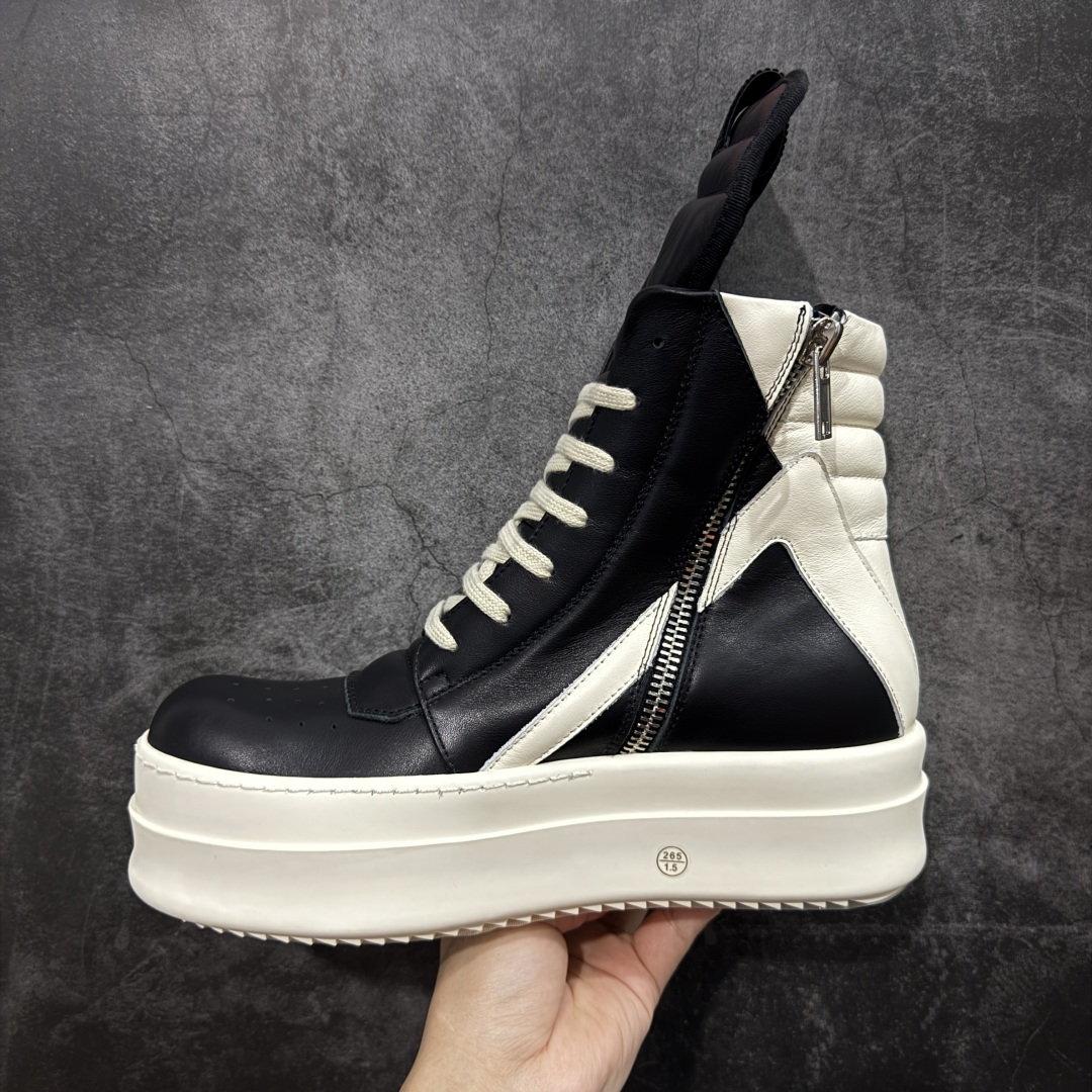 图片[2]-【莞顶渠道】瑞克 欧文斯Rick owens 主线 经典西瓜头 RO低帮厚底粗绑带纯黑皮面倒三角高帮 进口原料牛皮 莞产超级顶货 新配色陆续上架 产品只会越做越漂亮💯 鞋头采用原版一致工艺 又翘又歪的效果目前这个技术市面上的任何版本都达不到这个效果 私模开发 细节一步到位不敢说百分百💯保证有百分之98还原 慢工出细活 好的产品不怕晚 这次的开发针对艺术家 收藏家 高品质 的人群 水染粒面小牛皮材质，和针车间距都是极致还原！ 顶级头层的小牛皮，质感无敌，奢侈品的触感！ 定制品牌logo的拉链！超大一比一规格礼盒装，重达3斤以上，外加定制欧文斯保护盒！ 配有日文、英文，双语种配件卡片！细节诠释，一件不落。 鞋盒翻盖 三标，正面+底部都一一做到！虽然增加不了实质的成本，但是打磨产品的细节，再微小也会还原！ 尺码：35 36 37 38 39 40 41 42 43 44 45 46-选品中心