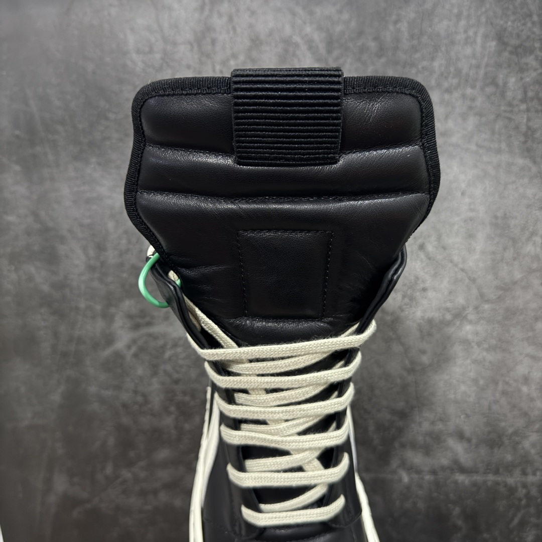 图片[7]-【莞顶渠道】瑞克 欧文斯Rick owens 主线 经典西瓜头 RO低帮厚底粗绑带纯黑皮面倒三角高帮 进口原料牛皮 莞产超级顶货 新配色陆续上架 产品只会越做越漂亮💯 鞋头采用原版一致工艺 又翘又歪的效果目前这个技术市面上的任何版本都达不到这个效果 私模开发 细节一步到位不敢说百分百💯保证有百分之98还原 慢工出细活 好的产品不怕晚 这次的开发针对艺术家 收藏家 高品质 的人群 水染粒面小牛皮材质，和针车间距都是极致还原！ 顶级头层的小牛皮，质感无敌，奢侈品的触感！ 定制品牌logo的拉链！超大一比一规格礼盒装，重达3斤以上，外加定制欧文斯保护盒！ 配有日文、英文，双语种配件卡片！细节诠释，一件不落。 鞋盒翻盖 三标，正面+底部都一一做到！虽然增加不了实质的成本，但是打磨产品的细节，再微小也会还原！ 尺码：35 36 37 38 39 40 41 42 43 44 45 46-选品中心