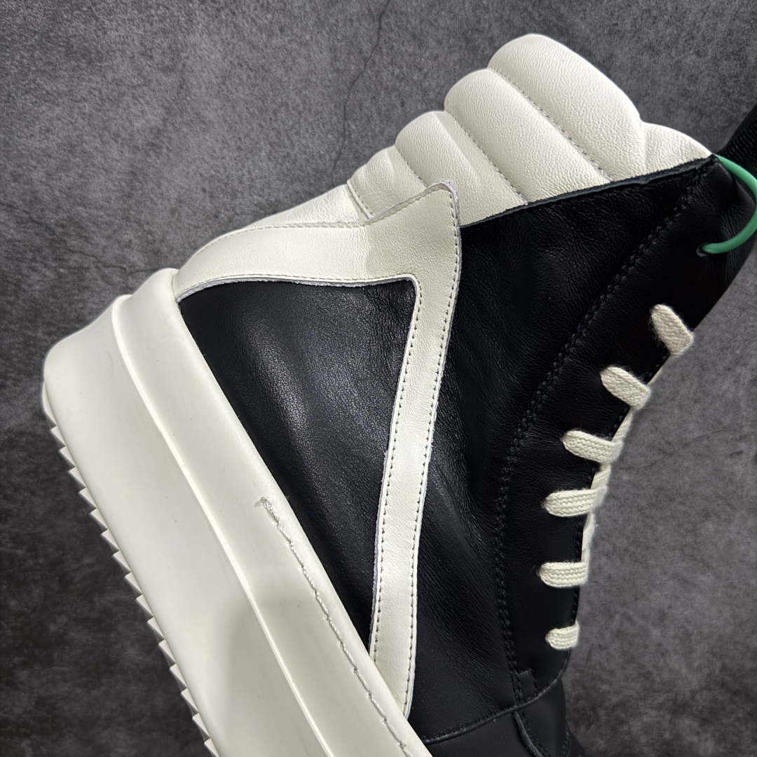 图片[6]-【莞顶渠道】瑞克 欧文斯Rick owens 主线 经典西瓜头 RO低帮厚底粗绑带纯黑皮面倒三角高帮 进口原料牛皮 莞产超级顶货 新配色陆续上架 产品只会越做越漂亮💯 鞋头采用原版一致工艺 又翘又歪的效果目前这个技术市面上的任何版本都达不到这个效果 私模开发 细节一步到位不敢说百分百💯保证有百分之98还原 慢工出细活 好的产品不怕晚 这次的开发针对艺术家 收藏家 高品质 的人群 水染粒面小牛皮材质，和针车间距都是极致还原！ 顶级头层的小牛皮，质感无敌，奢侈品的触感！ 定制品牌logo的拉链！超大一比一规格礼盒装，重达3斤以上，外加定制欧文斯保护盒！ 配有日文、英文，双语种配件卡片！细节诠释，一件不落。 鞋盒翻盖 三标，正面+底部都一一做到！虽然增加不了实质的成本，但是打磨产品的细节，再微小也会还原！ 尺码：35 36 37 38 39 40 41 42 43 44 45 46-选品中心