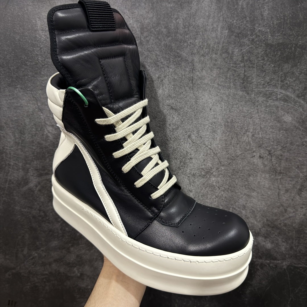 图片[3]-【莞顶渠道】瑞克 欧文斯Rick owens 主线 经典西瓜头 RO低帮厚底粗绑带纯黑皮面倒三角高帮 进口原料牛皮 莞产超级顶货 新配色陆续上架 产品只会越做越漂亮💯 鞋头采用原版一致工艺 又翘又歪的效果目前这个技术市面上的任何版本都达不到这个效果 私模开发 细节一步到位不敢说百分百💯保证有百分之98还原 慢工出细活 好的产品不怕晚 这次的开发针对艺术家 收藏家 高品质 的人群 水染粒面小牛皮材质，和针车间距都是极致还原！ 顶级头层的小牛皮，质感无敌，奢侈品的触感！ 定制品牌logo的拉链！超大一比一规格礼盒装，重达3斤以上，外加定制欧文斯保护盒！ 配有日文、英文，双语种配件卡片！细节诠释，一件不落。 鞋盒翻盖 三标，正面+底部都一一做到！虽然增加不了实质的成本，但是打磨产品的细节，再微小也会还原！ 尺码：35 36 37 38 39 40 41 42 43 44 45 46-选品中心