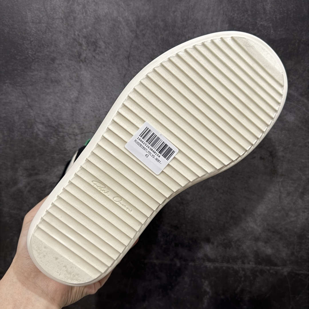 图片[9]-【莞顶渠道】瑞克 欧文斯Rick owens 主线 经典西瓜头 RO低帮厚底粗绑带纯黑皮面倒三角高帮 进口原料牛皮 莞产超级顶货 新配色陆续上架 产品只会越做越漂亮💯 鞋头采用原版一致工艺 又翘又歪的效果目前这个技术市面上的任何版本都达不到这个效果 私模开发 细节一步到位不敢说百分百💯保证有百分之98还原 慢工出细活 好的产品不怕晚 这次的开发针对艺术家 收藏家 高品质 的人群 水染粒面小牛皮材质，和针车间距都是极致还原！ 顶级头层的小牛皮，质感无敌，奢侈品的触感！ 定制品牌logo的拉链！超大一比一规格礼盒装，重达3斤以上，外加定制欧文斯保护盒！ 配有日文、英文，双语种配件卡片！细节诠释，一件不落。 鞋盒翻盖 三标，正面+底部都一一做到！虽然增加不了实质的成本，但是打磨产品的细节，再微小也会还原！ 尺码：35 36 37 38 39 40 41 42 43 44 45 46-选品中心