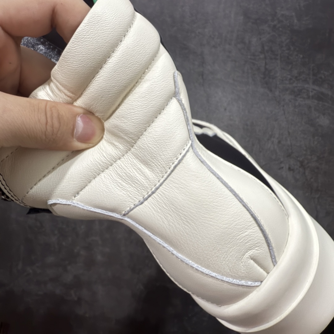 图片[8]-【莞顶渠道】瑞克 欧文斯Rick owens 主线 经典西瓜头 RO低帮厚底粗绑带纯黑皮面倒三角高帮 进口原料牛皮 莞产超级顶货 新配色陆续上架 产品只会越做越漂亮💯 鞋头采用原版一致工艺 又翘又歪的效果目前这个技术市面上的任何版本都达不到这个效果 私模开发 细节一步到位不敢说百分百💯保证有百分之98还原 慢工出细活 好的产品不怕晚 这次的开发针对艺术家 收藏家 高品质 的人群 水染粒面小牛皮材质，和针车间距都是极致还原！ 顶级头层的小牛皮，质感无敌，奢侈品的触感！ 定制品牌logo的拉链！超大一比一规格礼盒装，重达3斤以上，外加定制欧文斯保护盒！ 配有日文、英文，双语种配件卡片！细节诠释，一件不落。 鞋盒翻盖 三标，正面+底部都一一做到！虽然增加不了实质的成本，但是打磨产品的细节，再微小也会还原！ 尺码：35 36 37 38 39 40 41 42 43 44 45 46-选品中心