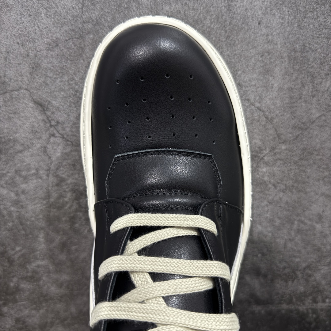 图片[4]-【莞顶渠道】瑞克 欧文斯Rick owens 主线 经典西瓜头 RO低帮厚底粗绑带纯黑皮面倒三角高帮 进口原料牛皮 莞产超级顶货 新配色陆续上架 产品只会越做越漂亮💯 鞋头采用原版一致工艺 又翘又歪的效果目前这个技术市面上的任何版本都达不到这个效果 私模开发 细节一步到位不敢说百分百💯保证有百分之98还原 慢工出细活 好的产品不怕晚 这次的开发针对艺术家 收藏家 高品质 的人群 水染粒面小牛皮材质，和针车间距都是极致还原！ 顶级头层的小牛皮，质感无敌，奢侈品的触感！ 定制品牌logo的拉链！超大一比一规格礼盒装，重达3斤以上，外加定制欧文斯保护盒！ 配有日文、英文，双语种配件卡片！细节诠释，一件不落。 鞋盒翻盖 三标，正面+底部都一一做到！虽然增加不了实质的成本，但是打磨产品的细节，再微小也会还原！ 尺码：35 36 37 38 39 40 41 42 43 44 45 46-选品中心