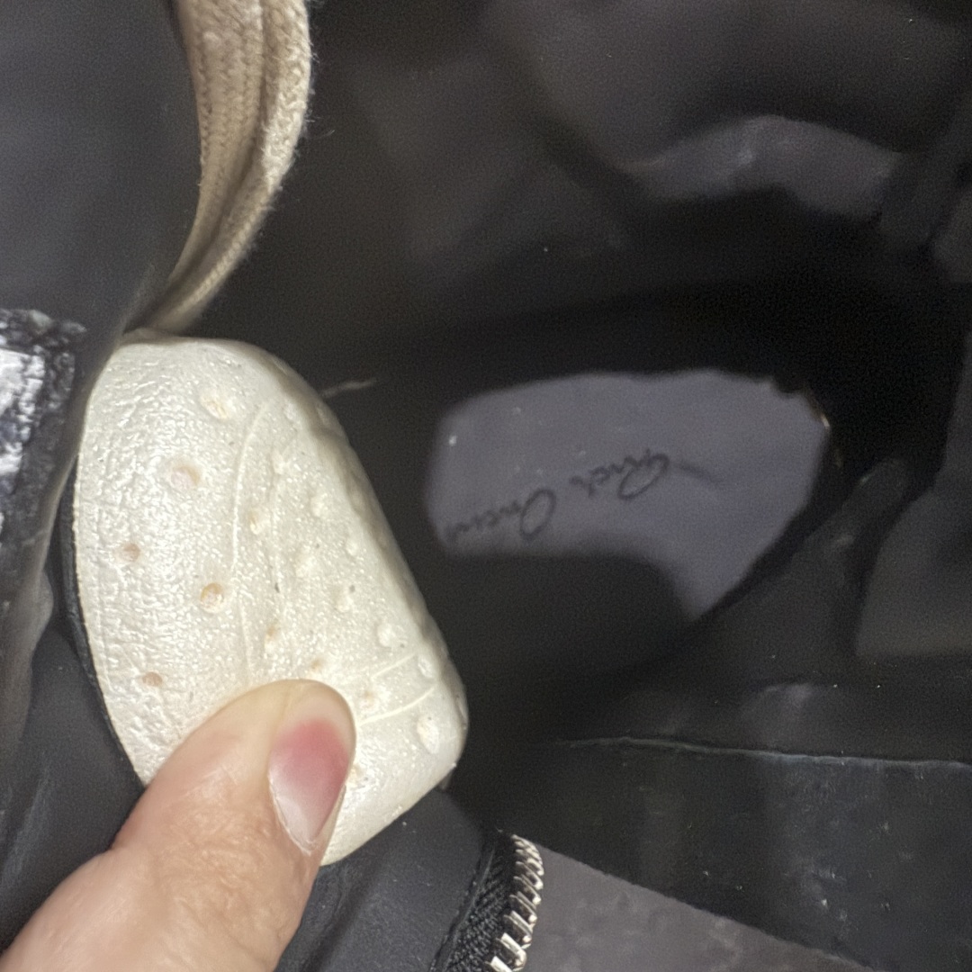 图片[8]-【莞顶渠道】瑞克 欧文斯Rick owens 主线 经典西瓜头 RO低帮厚底粗绑带纯黑皮面倒三角高帮 进口原料牛皮 莞产超级顶货 新配色陆续上架 产品只会越做越漂亮💯 鞋头采用原版一致工艺 又翘又歪的效果目前这个技术市面上的任何版本都达不到这个效果 私模开发 细节一步到位不敢说百分百💯保证有百分之98还原 慢工出细活 好的产品不怕晚 这次的开发针对艺术家 收藏家 高品质 的人群 水染粒面小牛皮材质，和针车间距都是极致还原！ 顶级头层的小牛皮，质感无敌，奢侈品的触感！ 定制品牌logo的拉链！超大一比一规格礼盒装，重达3斤以上，外加定制欧文斯保护盒！ 配有日文、英文，双语种配件卡片！细节诠释，一件不落。 鞋盒翻盖 三标，正面+底部都一一做到！虽然增加不了实质的成本，但是打磨产品的细节，再微小也会还原！ 尺码：35 36 37 38 39 40 41 42 43 44 45 46-选品中心