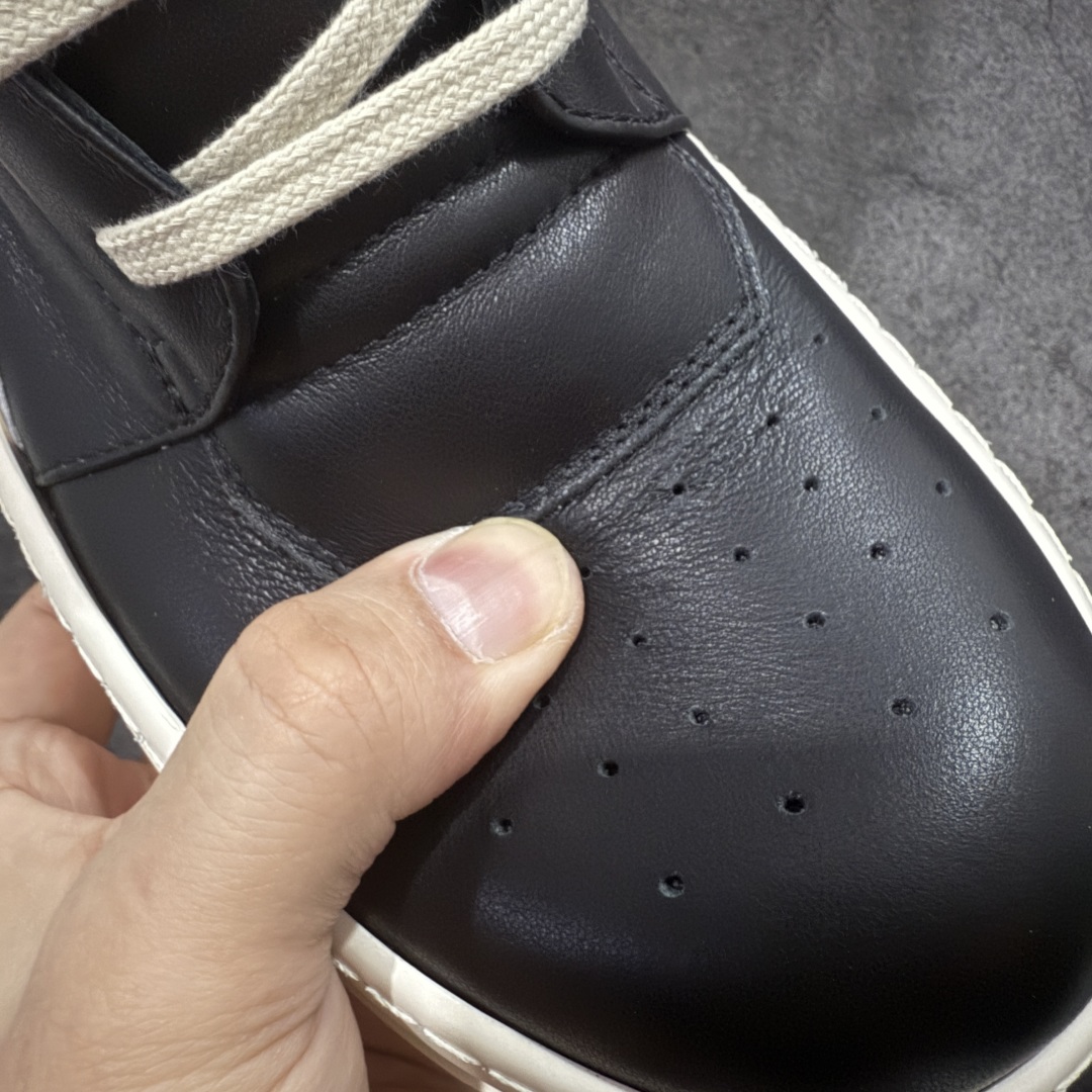 图片[4]-【莞顶渠道】瑞克 欧文斯Rick owens 主线 经典西瓜头 RO低帮厚底粗绑带纯黑皮面倒三角高帮 进口原料牛皮 莞产超级顶货 新配色陆续上架 产品只会越做越漂亮💯 鞋头采用原版一致工艺 又翘又歪的效果目前这个技术市面上的任何版本都达不到这个效果 私模开发 细节一步到位不敢说百分百💯保证有百分之98还原 慢工出细活 好的产品不怕晚 这次的开发针对艺术家 收藏家 高品质 的人群 水染粒面小牛皮材质，和针车间距都是极致还原！ 顶级头层的小牛皮，质感无敌，奢侈品的触感！ 定制品牌logo的拉链！超大一比一规格礼盒装，重达3斤以上，外加定制欧文斯保护盒！ 配有日文、英文，双语种配件卡片！细节诠释，一件不落。 鞋盒翻盖 三标，正面+底部都一一做到！虽然增加不了实质的成本，但是打磨产品的细节，再微小也会还原！ 尺码：35 36 37 38 39 40 41 42 43 44 45 46-选品中心