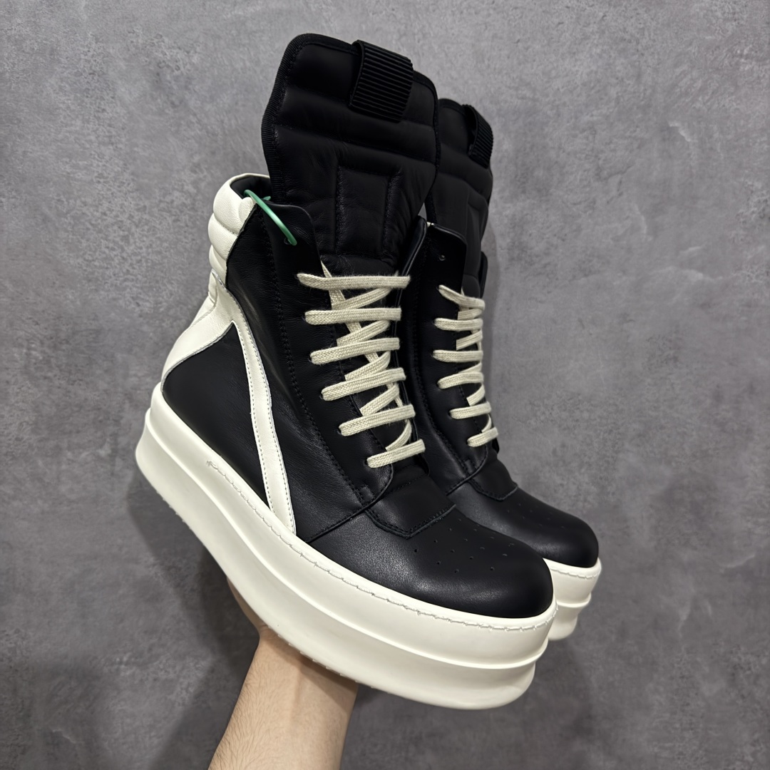 【莞顶渠道】瑞克 欧文斯Rick owens 主线 经典西瓜头 RO低帮厚底粗绑带纯黑皮面倒三角高帮 进口原料牛皮 莞产超级顶货 新配色陆续上架 产品只会越做越漂亮💯 鞋头采用原版一致工艺 又翘又歪的效果目前这个技术市面上的任何版本都达不到这个效果 私模开发 细节一步到位不敢说百分百💯保证有百分之98还原 慢工出细活 好的产品不怕晚 这次的开发针对艺术家 收藏家 高品质 的人群 水染粒面小牛皮材质,和针车间距都是极致还原! 顶级头层的小牛皮,质感无敌,奢侈品的触感! 定制品牌logo的拉链!超大一比一规格礼盒装,重达3斤以上,外加定制欧文斯保护盒! 配有日文、英文,双语种配件卡片!细节诠释,一件不落。 鞋盒翻盖 三标,正面+底部都一一做到!虽然增加不了实质的成本,但是打磨产品的细节,再微小也会还原! 尺码:35 36 37 38 39 40 41 42 43 44 45 46-选品中心