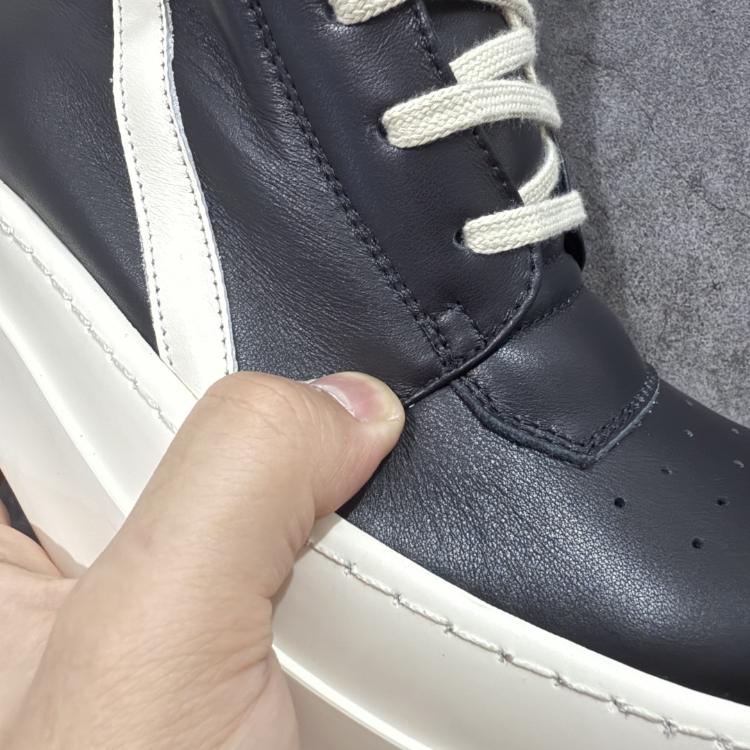 图片[3]-【莞顶渠道】瑞克 欧文斯Rick owens 主线 经典西瓜头 RO低帮厚底粗绑带纯黑皮面倒三角高帮 进口原料牛皮 莞产超级顶货 新配色陆续上架 产品只会越做越漂亮💯 鞋头采用原版一致工艺 又翘又歪的效果目前这个技术市面上的任何版本都达不到这个效果 私模开发 细节一步到位不敢说百分百💯保证有百分之98还原 慢工出细活 好的产品不怕晚 这次的开发针对艺术家 收藏家 高品质 的人群 水染粒面小牛皮材质，和针车间距都是极致还原！ 顶级头层的小牛皮，质感无敌，奢侈品的触感！ 定制品牌logo的拉链！超大一比一规格礼盒装，重达3斤以上，外加定制欧文斯保护盒！ 配有日文、英文，双语种配件卡片！细节诠释，一件不落。 鞋盒翻盖 三标，正面+底部都一一做到！虽然增加不了实质的成本，但是打磨产品的细节，再微小也会还原！ 尺码：35 36 37 38 39 40 41 42 43 44 45 46-选品中心