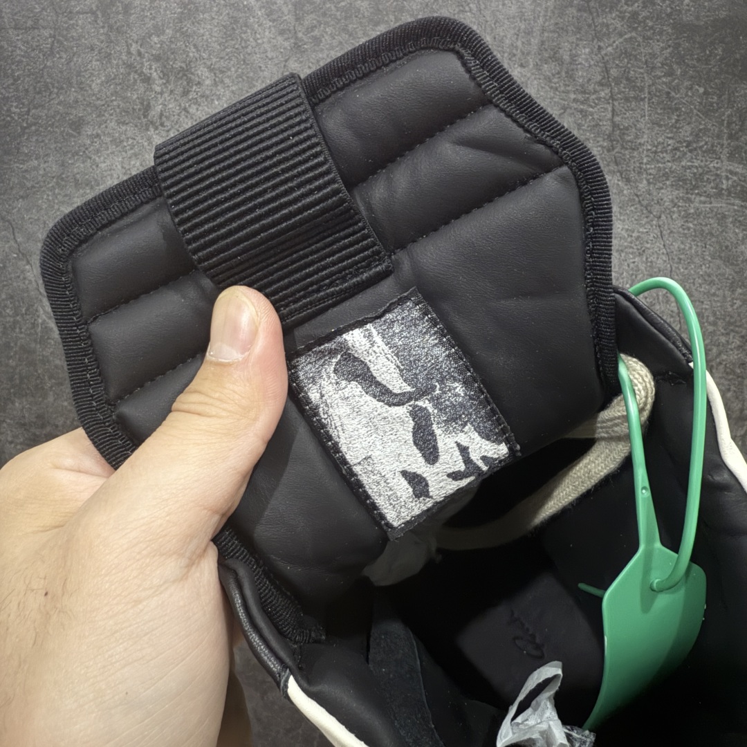 图片[6]-【莞顶渠道】瑞克 欧文斯Rick owens 主线 经典西瓜头 RO低帮厚底粗绑带纯黑皮面倒三角高帮 进口原料牛皮 莞产超级顶货 新配色陆续上架 产品只会越做越漂亮💯 鞋头采用原版一致工艺 又翘又歪的效果目前这个技术市面上的任何版本都达不到这个效果 私模开发 细节一步到位不敢说百分百💯保证有百分之98还原 慢工出细活 好的产品不怕晚 这次的开发针对艺术家 收藏家 高品质 的人群 水染粒面小牛皮材质，和针车间距都是极致还原！ 顶级头层的小牛皮，质感无敌，奢侈品的触感！ 定制品牌logo的拉链！超大一比一规格礼盒装，重达3斤以上，外加定制欧文斯保护盒！ 配有日文、英文，双语种配件卡片！细节诠释，一件不落。 鞋盒翻盖 三标，正面+底部都一一做到！虽然增加不了实质的成本，但是打磨产品的细节，再微小也会还原！ 尺码：35 36 37 38 39 40 41 42 43 44 45 46-选品中心