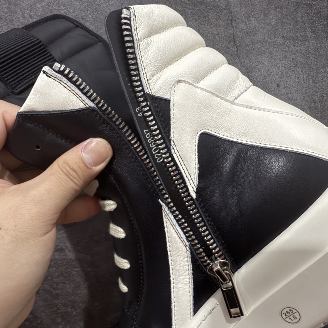 图片[9]-【莞顶渠道】瑞克 欧文斯Rick owens 主线 经典西瓜头 RO低帮厚底粗绑带纯黑皮面倒三角高帮 进口原料牛皮 莞产超级顶货 新配色陆续上架 产品只会越做越漂亮💯 鞋头采用原版一致工艺 又翘又歪的效果目前这个技术市面上的任何版本都达不到这个效果 私模开发 细节一步到位不敢说百分百💯保证有百分之98还原 慢工出细活 好的产品不怕晚 这次的开发针对艺术家 收藏家 高品质 的人群 水染粒面小牛皮材质，和针车间距都是极致还原！ 顶级头层的小牛皮，质感无敌，奢侈品的触感！ 定制品牌logo的拉链！超大一比一规格礼盒装，重达3斤以上，外加定制欧文斯保护盒！ 配有日文、英文，双语种配件卡片！细节诠释，一件不落。 鞋盒翻盖 三标，正面+底部都一一做到！虽然增加不了实质的成本，但是打磨产品的细节，再微小也会还原！ 尺码：35 36 37 38 39 40 41 42 43 44 45 46-选品中心