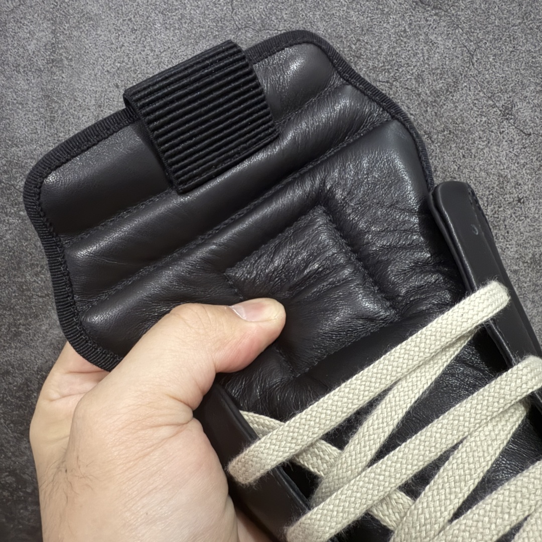 图片[5]-【莞顶渠道】瑞克 欧文斯Rick owens 主线 经典西瓜头 RO低帮厚底粗绑带纯黑皮面倒三角高帮 进口原料牛皮 莞产超级顶货 新配色陆续上架 产品只会越做越漂亮💯 鞋头采用原版一致工艺 又翘又歪的效果目前这个技术市面上的任何版本都达不到这个效果 私模开发 细节一步到位不敢说百分百💯保证有百分之98还原 慢工出细活 好的产品不怕晚 这次的开发针对艺术家 收藏家 高品质 的人群 水染粒面小牛皮材质，和针车间距都是极致还原！ 顶级头层的小牛皮，质感无敌，奢侈品的触感！ 定制品牌logo的拉链！超大一比一规格礼盒装，重达3斤以上，外加定制欧文斯保护盒！ 配有日文、英文，双语种配件卡片！细节诠释，一件不落。 鞋盒翻盖 三标，正面+底部都一一做到！虽然增加不了实质的成本，但是打磨产品的细节，再微小也会还原！ 尺码：35 36 37 38 39 40 41 42 43 44 45 46-选品中心