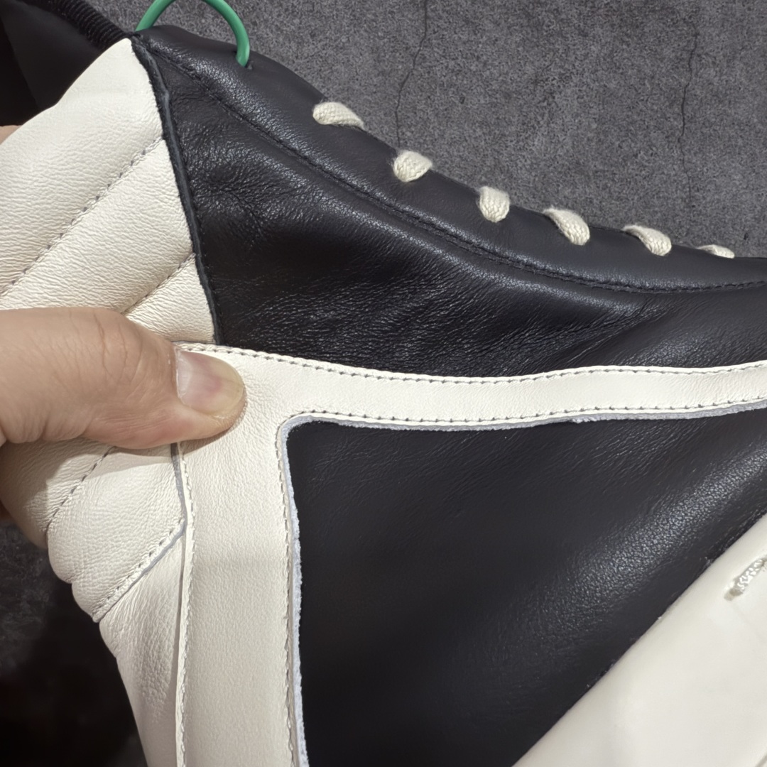 图片[2]-【莞顶渠道】瑞克 欧文斯Rick owens 主线 经典西瓜头 RO低帮厚底粗绑带纯黑皮面倒三角高帮 进口原料牛皮 莞产超级顶货 新配色陆续上架 产品只会越做越漂亮💯 鞋头采用原版一致工艺 又翘又歪的效果目前这个技术市面上的任何版本都达不到这个效果 私模开发 细节一步到位不敢说百分百💯保证有百分之98还原 慢工出细活 好的产品不怕晚 这次的开发针对艺术家 收藏家 高品质 的人群 水染粒面小牛皮材质，和针车间距都是极致还原！ 顶级头层的小牛皮，质感无敌，奢侈品的触感！ 定制品牌logo的拉链！超大一比一规格礼盒装，重达3斤以上，外加定制欧文斯保护盒！ 配有日文、英文，双语种配件卡片！细节诠释，一件不落。 鞋盒翻盖 三标，正面+底部都一一做到！虽然增加不了实质的成本，但是打磨产品的细节，再微小也会还原！ 尺码：35 36 37 38 39 40 41 42 43 44 45 46-选品中心