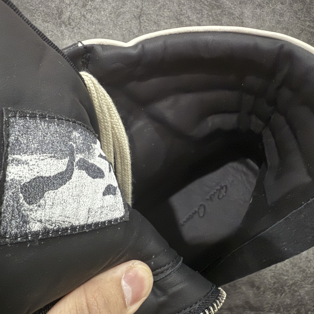 图片[7]-【莞顶渠道】瑞克 欧文斯Rick owens 主线 经典西瓜头 RO低帮厚底粗绑带纯黑皮面倒三角高帮 进口原料牛皮 莞产超级顶货 新配色陆续上架 产品只会越做越漂亮💯 鞋头采用原版一致工艺 又翘又歪的效果目前这个技术市面上的任何版本都达不到这个效果 私模开发 细节一步到位不敢说百分百💯保证有百分之98还原 慢工出细活 好的产品不怕晚 这次的开发针对艺术家 收藏家 高品质 的人群 水染粒面小牛皮材质，和针车间距都是极致还原！ 顶级头层的小牛皮，质感无敌，奢侈品的触感！ 定制品牌logo的拉链！超大一比一规格礼盒装，重达3斤以上，外加定制欧文斯保护盒！ 配有日文、英文，双语种配件卡片！细节诠释，一件不落。 鞋盒翻盖 三标，正面+底部都一一做到！虽然增加不了实质的成本，但是打磨产品的细节，再微小也会还原！ 尺码：35 36 37 38 39 40 41 42 43 44 45 46-选品中心