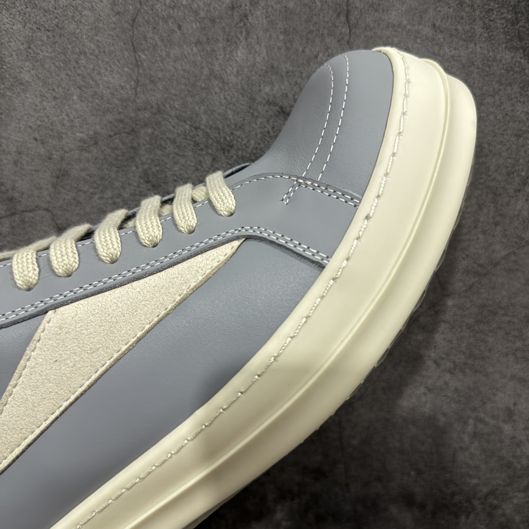 图片[6]-【莞顶渠道】瑞克 欧文斯Rick owens 主线 经典西瓜头 RO低帮蓝色皮面 进口原料牛皮 莞产超级顶货 新配色陆续上架 产品只会越做越漂亮💯 鞋头采用原版一致工艺 又翘又歪的效果目前这个技术市面上的任何版本都达不到这个效果 私模开发 细节一步到位不敢说百分百💯保证有百分之98还原 慢工出细活 好的产品不怕晚 这次的开发针对艺术家 收藏家 高品质 的人群 水染粒面小牛皮材质，和针车间距都是极致还原！ 顶级头层的小牛皮，质感无敌，奢侈品的触感！ 定制品牌logo的拉链！超大一比一规格礼盒装，重达3斤以上，外加定制欧文斯保护盒！ 配有日文、英文，双语种配件卡片！细节诠释，一件不落。 鞋盒翻盖 三标，正面+底部都一一做到！虽然增加不了实质的成本，但是打磨产品的细节，再微小也会还原！ 尺码：35 36 37 38 39 40 41 42 43 44 45 46-选品中心