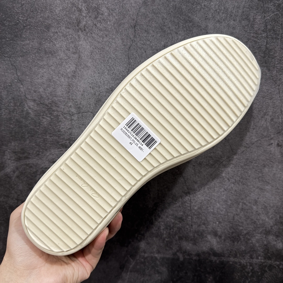 图片[9]-【莞顶渠道】瑞克 欧文斯Rick owens 主线 经典西瓜头 RO低帮蓝色皮面 进口原料牛皮 莞产超级顶货 新配色陆续上架 产品只会越做越漂亮💯 鞋头采用原版一致工艺 又翘又歪的效果目前这个技术市面上的任何版本都达不到这个效果 私模开发 细节一步到位不敢说百分百💯保证有百分之98还原 慢工出细活 好的产品不怕晚 这次的开发针对艺术家 收藏家 高品质 的人群 水染粒面小牛皮材质，和针车间距都是极致还原！ 顶级头层的小牛皮，质感无敌，奢侈品的触感！ 定制品牌logo的拉链！超大一比一规格礼盒装，重达3斤以上，外加定制欧文斯保护盒！ 配有日文、英文，双语种配件卡片！细节诠释，一件不落。 鞋盒翻盖 三标，正面+底部都一一做到！虽然增加不了实质的成本，但是打磨产品的细节，再微小也会还原！ 尺码：35 36 37 38 39 40 41 42 43 44 45 46-选品中心