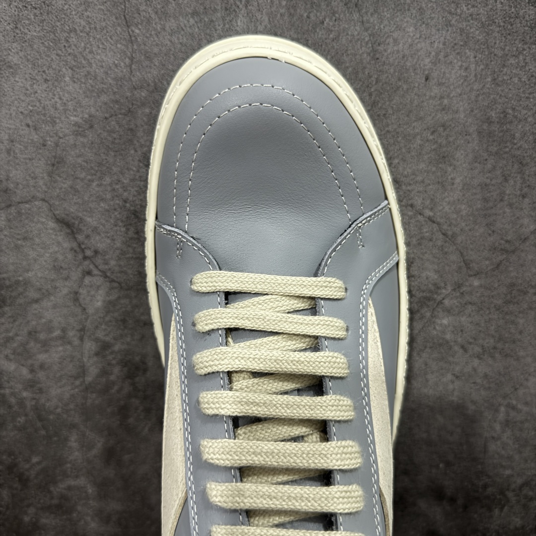 图片[5]-【莞顶渠道】瑞克 欧文斯Rick owens 主线 经典西瓜头 RO低帮蓝色皮面 进口原料牛皮 莞产超级顶货 新配色陆续上架 产品只会越做越漂亮💯 鞋头采用原版一致工艺 又翘又歪的效果目前这个技术市面上的任何版本都达不到这个效果 私模开发 细节一步到位不敢说百分百💯保证有百分之98还原 慢工出细活 好的产品不怕晚 这次的开发针对艺术家 收藏家 高品质 的人群 水染粒面小牛皮材质，和针车间距都是极致还原！ 顶级头层的小牛皮，质感无敌，奢侈品的触感！ 定制品牌logo的拉链！超大一比一规格礼盒装，重达3斤以上，外加定制欧文斯保护盒！ 配有日文、英文，双语种配件卡片！细节诠释，一件不落。 鞋盒翻盖 三标，正面+底部都一一做到！虽然增加不了实质的成本，但是打磨产品的细节，再微小也会还原！ 尺码：35 36 37 38 39 40 41 42 43 44 45 46-选品中心