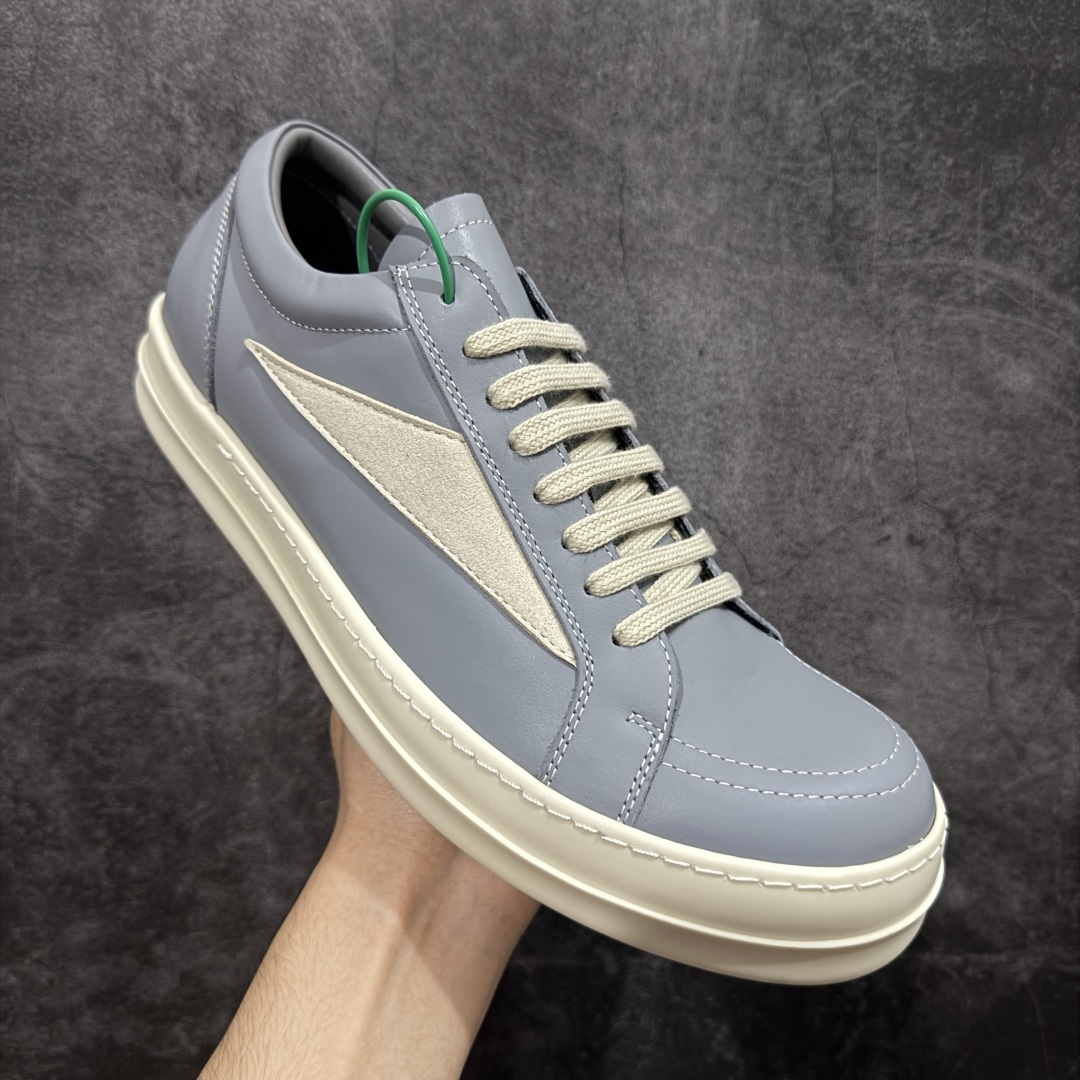 图片[3]-【莞顶渠道】瑞克 欧文斯Rick owens 主线 经典西瓜头 RO低帮蓝色皮面 进口原料牛皮 莞产超级顶货 新配色陆续上架 产品只会越做越漂亮💯 鞋头采用原版一致工艺 又翘又歪的效果目前这个技术市面上的任何版本都达不到这个效果 私模开发 细节一步到位不敢说百分百💯保证有百分之98还原 慢工出细活 好的产品不怕晚 这次的开发针对艺术家 收藏家 高品质 的人群 水染粒面小牛皮材质，和针车间距都是极致还原！ 顶级头层的小牛皮，质感无敌，奢侈品的触感！ 定制品牌logo的拉链！超大一比一规格礼盒装，重达3斤以上，外加定制欧文斯保护盒！ 配有日文、英文，双语种配件卡片！细节诠释，一件不落。 鞋盒翻盖 三标，正面+底部都一一做到！虽然增加不了实质的成本，但是打磨产品的细节，再微小也会还原！ 尺码：35 36 37 38 39 40 41 42 43 44 45 46-选品中心