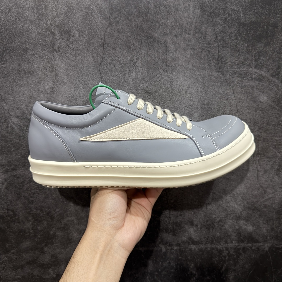 【莞顶渠道】瑞克 欧文斯Rick owens 主线 经典西瓜头 RO低帮蓝色皮面 进口原料牛皮 莞产超级顶货 新配色陆续上架 产品只会越做越漂亮💯 鞋头采用原版一致工艺 又翘又歪的效果目前这个技术市面上的任何版本都达不到这个效果 私模开发 细节一步到位不敢说百分百💯保证有百分之98还原 慢工出细活 好的产品不怕晚 这次的开发针对艺术家 收藏家 高品质 的人群 水染粒面小牛皮材质,和针车间距都是极致还原! 顶级头层的小牛皮,质感无敌,奢侈品的触感! 定制品牌logo的拉链!超大一比一规格礼盒装,重达3斤以上,外加定制欧文斯保护盒! 配有日文、英文,双语种配件卡片!细节诠释,一件不落。 鞋盒翻盖 三标,正面+底部都一一做到!虽然增加不了实质的成本,但是打磨产品的细节,再微小也会还原! 尺码:35 36 37 38 39 40 41 42 43 44 45 46-选品中心