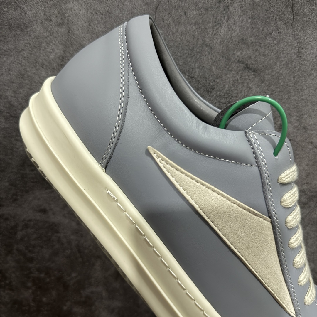 图片[7]-【莞顶渠道】瑞克 欧文斯Rick owens 主线 经典西瓜头 RO低帮蓝色皮面 进口原料牛皮 莞产超级顶货 新配色陆续上架 产品只会越做越漂亮💯 鞋头采用原版一致工艺 又翘又歪的效果目前这个技术市面上的任何版本都达不到这个效果 私模开发 细节一步到位不敢说百分百💯保证有百分之98还原 慢工出细活 好的产品不怕晚 这次的开发针对艺术家 收藏家 高品质 的人群 水染粒面小牛皮材质，和针车间距都是极致还原！ 顶级头层的小牛皮，质感无敌，奢侈品的触感！ 定制品牌logo的拉链！超大一比一规格礼盒装，重达3斤以上，外加定制欧文斯保护盒！ 配有日文、英文，双语种配件卡片！细节诠释，一件不落。 鞋盒翻盖 三标，正面+底部都一一做到！虽然增加不了实质的成本，但是打磨产品的细节，再微小也会还原！ 尺码：35 36 37 38 39 40 41 42 43 44 45 46-选品中心