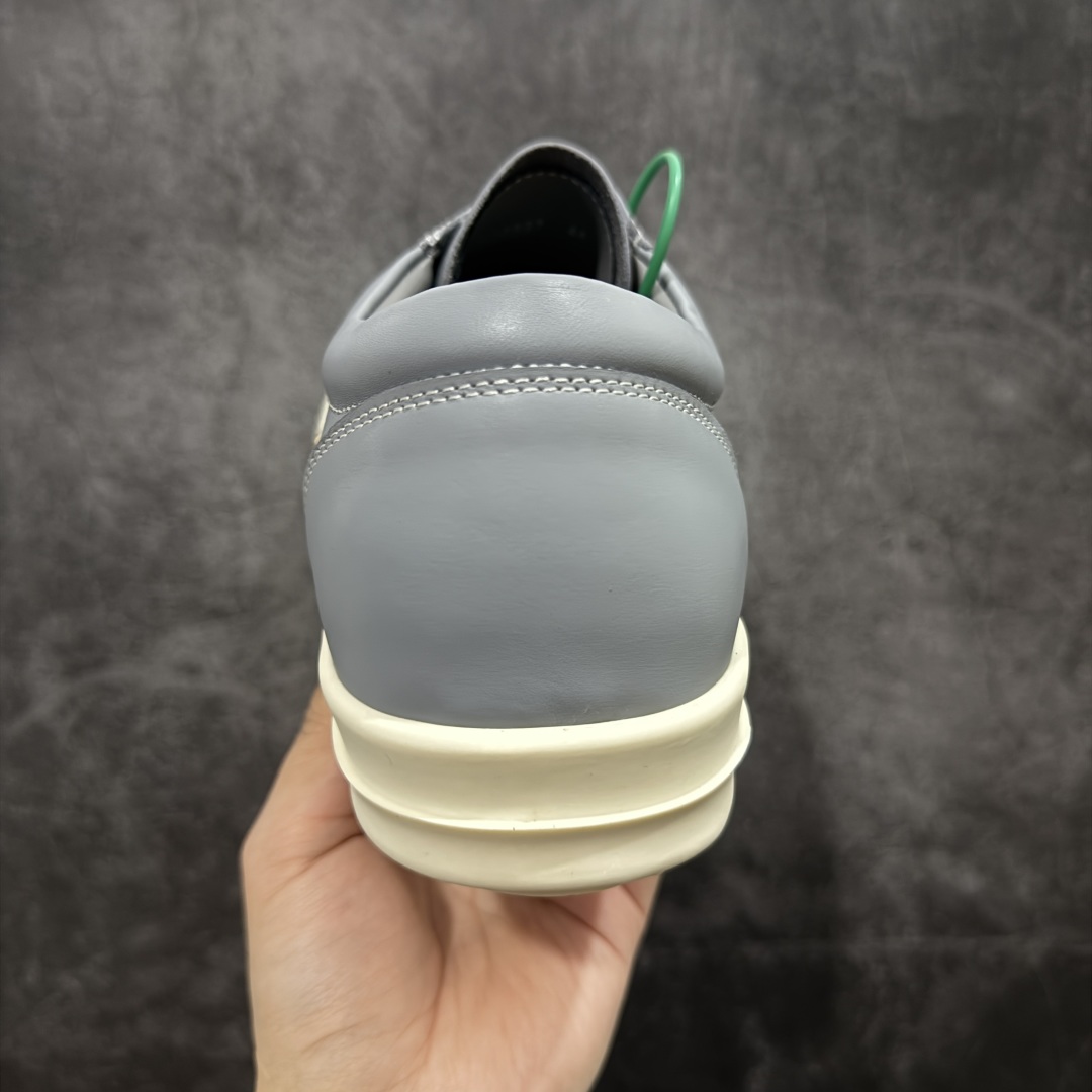 图片[4]-【莞顶渠道】瑞克 欧文斯Rick owens 主线 经典西瓜头 RO低帮蓝色皮面 进口原料牛皮 莞产超级顶货 新配色陆续上架 产品只会越做越漂亮💯 鞋头采用原版一致工艺 又翘又歪的效果目前这个技术市面上的任何版本都达不到这个效果 私模开发 细节一步到位不敢说百分百💯保证有百分之98还原 慢工出细活 好的产品不怕晚 这次的开发针对艺术家 收藏家 高品质 的人群 水染粒面小牛皮材质，和针车间距都是极致还原！ 顶级头层的小牛皮，质感无敌，奢侈品的触感！ 定制品牌logo的拉链！超大一比一规格礼盒装，重达3斤以上，外加定制欧文斯保护盒！ 配有日文、英文，双语种配件卡片！细节诠释，一件不落。 鞋盒翻盖 三标，正面+底部都一一做到！虽然增加不了实质的成本，但是打磨产品的细节，再微小也会还原！ 尺码：35 36 37 38 39 40 41 42 43 44 45 46-选品中心