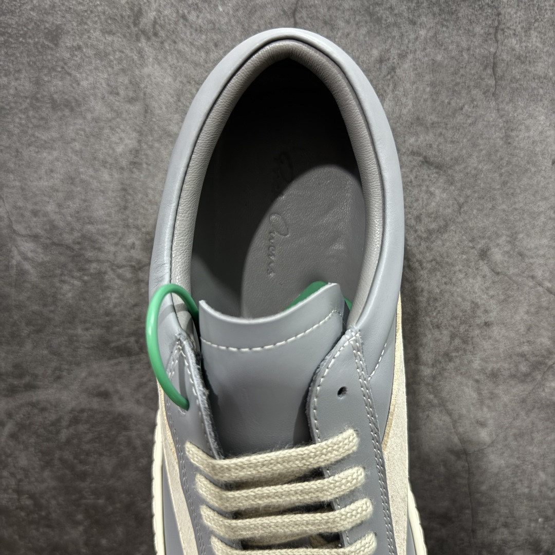 图片[8]-【莞顶渠道】瑞克 欧文斯Rick owens 主线 经典西瓜头 RO低帮蓝色皮面 进口原料牛皮 莞产超级顶货 新配色陆续上架 产品只会越做越漂亮💯 鞋头采用原版一致工艺 又翘又歪的效果目前这个技术市面上的任何版本都达不到这个效果 私模开发 细节一步到位不敢说百分百💯保证有百分之98还原 慢工出细活 好的产品不怕晚 这次的开发针对艺术家 收藏家 高品质 的人群 水染粒面小牛皮材质，和针车间距都是极致还原！ 顶级头层的小牛皮，质感无敌，奢侈品的触感！ 定制品牌logo的拉链！超大一比一规格礼盒装，重达3斤以上，外加定制欧文斯保护盒！ 配有日文、英文，双语种配件卡片！细节诠释，一件不落。 鞋盒翻盖 三标，正面+底部都一一做到！虽然增加不了实质的成本，但是打磨产品的细节，再微小也会还原！ 尺码：35 36 37 38 39 40 41 42 43 44 45 46-选品中心