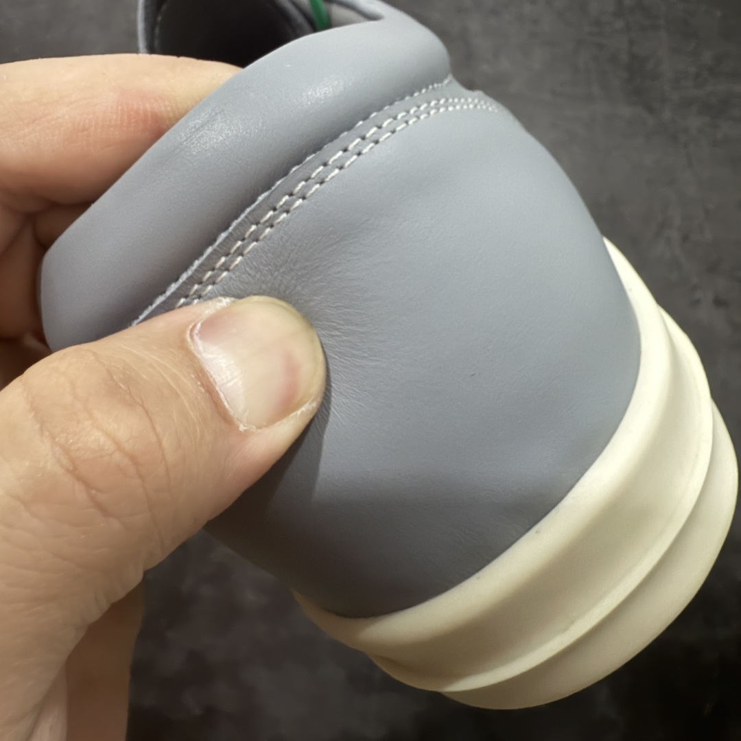 图片[2]-【莞顶渠道】瑞克 欧文斯Rick owens 主线 经典西瓜头 RO低帮蓝色皮面 进口原料牛皮 莞产超级顶货 新配色陆续上架 产品只会越做越漂亮💯 鞋头采用原版一致工艺 又翘又歪的效果目前这个技术市面上的任何版本都达不到这个效果 私模开发 细节一步到位不敢说百分百💯保证有百分之98还原 慢工出细活 好的产品不怕晚 这次的开发针对艺术家 收藏家 高品质 的人群 水染粒面小牛皮材质，和针车间距都是极致还原！ 顶级头层的小牛皮，质感无敌，奢侈品的触感！ 定制品牌logo的拉链！超大一比一规格礼盒装，重达3斤以上，外加定制欧文斯保护盒！ 配有日文、英文，双语种配件卡片！细节诠释，一件不落。 鞋盒翻盖 三标，正面+底部都一一做到！虽然增加不了实质的成本，但是打磨产品的细节，再微小也会还原！ 尺码：35 36 37 38 39 40 41 42 43 44 45 46-选品中心