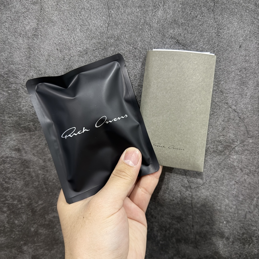 图片[8]-【莞顶渠道】瑞克 欧文斯Rick owens 主线 经典西瓜头 RO低帮蓝色皮面 进口原料牛皮 莞产超级顶货 新配色陆续上架 产品只会越做越漂亮💯 鞋头采用原版一致工艺 又翘又歪的效果目前这个技术市面上的任何版本都达不到这个效果 私模开发 细节一步到位不敢说百分百💯保证有百分之98还原 慢工出细活 好的产品不怕晚 这次的开发针对艺术家 收藏家 高品质 的人群 水染粒面小牛皮材质，和针车间距都是极致还原！ 顶级头层的小牛皮，质感无敌，奢侈品的触感！ 定制品牌logo的拉链！超大一比一规格礼盒装，重达3斤以上，外加定制欧文斯保护盒！ 配有日文、英文，双语种配件卡片！细节诠释，一件不落。 鞋盒翻盖 三标，正面+底部都一一做到！虽然增加不了实质的成本，但是打磨产品的细节，再微小也会还原！ 尺码：35 36 37 38 39 40 41 42 43 44 45 46-选品中心