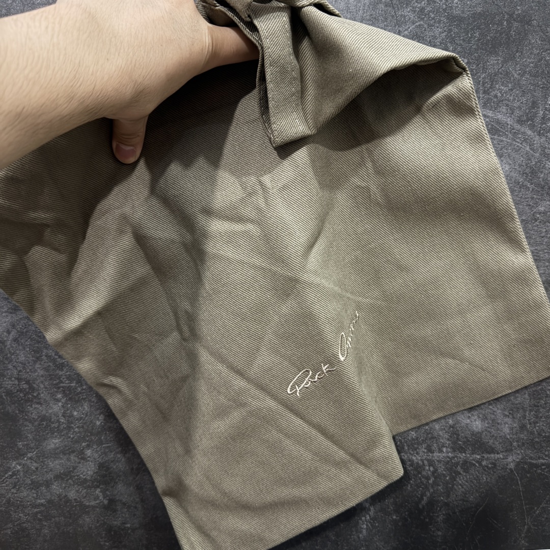 图片[9]-【莞顶渠道】瑞克 欧文斯Rick owens 主线 经典西瓜头 RO低帮蓝色皮面 进口原料牛皮 莞产超级顶货 新配色陆续上架 产品只会越做越漂亮💯 鞋头采用原版一致工艺 又翘又歪的效果目前这个技术市面上的任何版本都达不到这个效果 私模开发 细节一步到位不敢说百分百💯保证有百分之98还原 慢工出细活 好的产品不怕晚 这次的开发针对艺术家 收藏家 高品质 的人群 水染粒面小牛皮材质，和针车间距都是极致还原！ 顶级头层的小牛皮，质感无敌，奢侈品的触感！ 定制品牌logo的拉链！超大一比一规格礼盒装，重达3斤以上，外加定制欧文斯保护盒！ 配有日文、英文，双语种配件卡片！细节诠释，一件不落。 鞋盒翻盖 三标，正面+底部都一一做到！虽然增加不了实质的成本，但是打磨产品的细节，再微小也会还原！ 尺码：35 36 37 38 39 40 41 42 43 44 45 46-选品中心