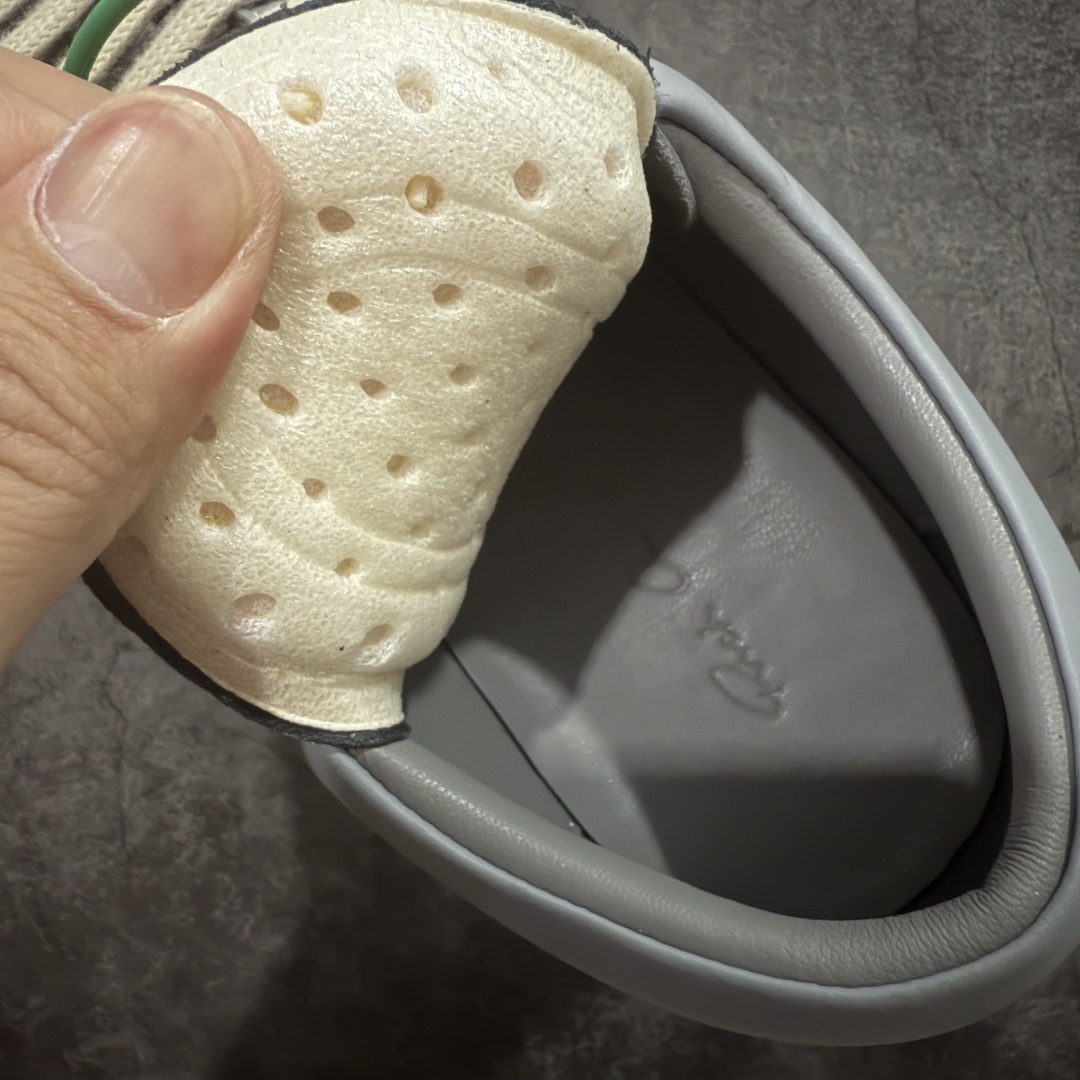 图片[7]-【莞顶渠道】瑞克 欧文斯Rick owens 主线 经典西瓜头 RO低帮蓝色皮面 进口原料牛皮 莞产超级顶货 新配色陆续上架 产品只会越做越漂亮💯 鞋头采用原版一致工艺 又翘又歪的效果目前这个技术市面上的任何版本都达不到这个效果 私模开发 细节一步到位不敢说百分百💯保证有百分之98还原 慢工出细活 好的产品不怕晚 这次的开发针对艺术家 收藏家 高品质 的人群 水染粒面小牛皮材质，和针车间距都是极致还原！ 顶级头层的小牛皮，质感无敌，奢侈品的触感！ 定制品牌logo的拉链！超大一比一规格礼盒装，重达3斤以上，外加定制欧文斯保护盒！ 配有日文、英文，双语种配件卡片！细节诠释，一件不落。 鞋盒翻盖 三标，正面+底部都一一做到！虽然增加不了实质的成本，但是打磨产品的细节，再微小也会还原！ 尺码：35 36 37 38 39 40 41 42 43 44 45 46-选品中心